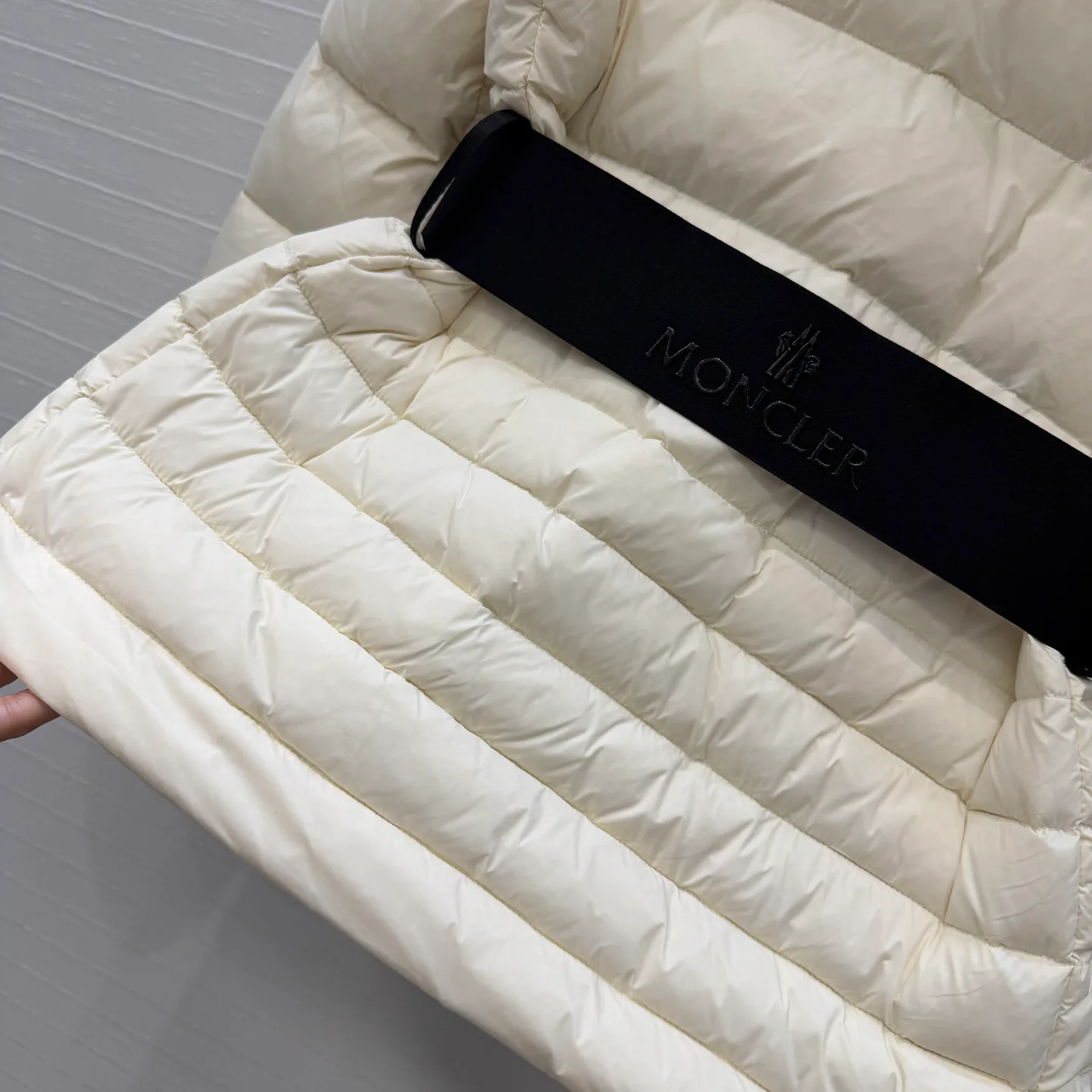 Women's Jackets And Down Jackets MONCLER 18279084