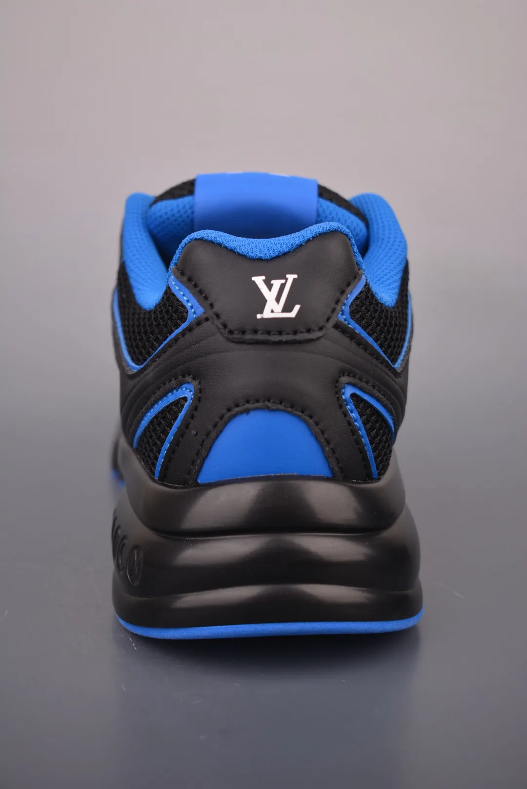 Men's Sneakers LOUIS VUITTON 17429983