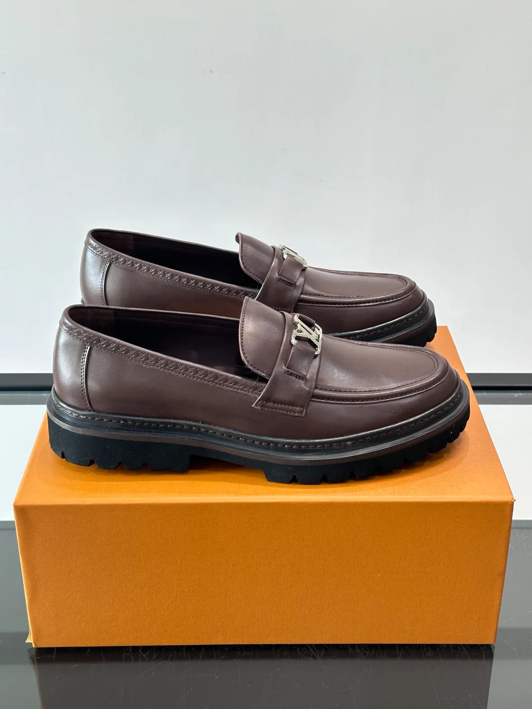 Men's Loafers And Dress Shoes LOUIS VUITTON 17646072