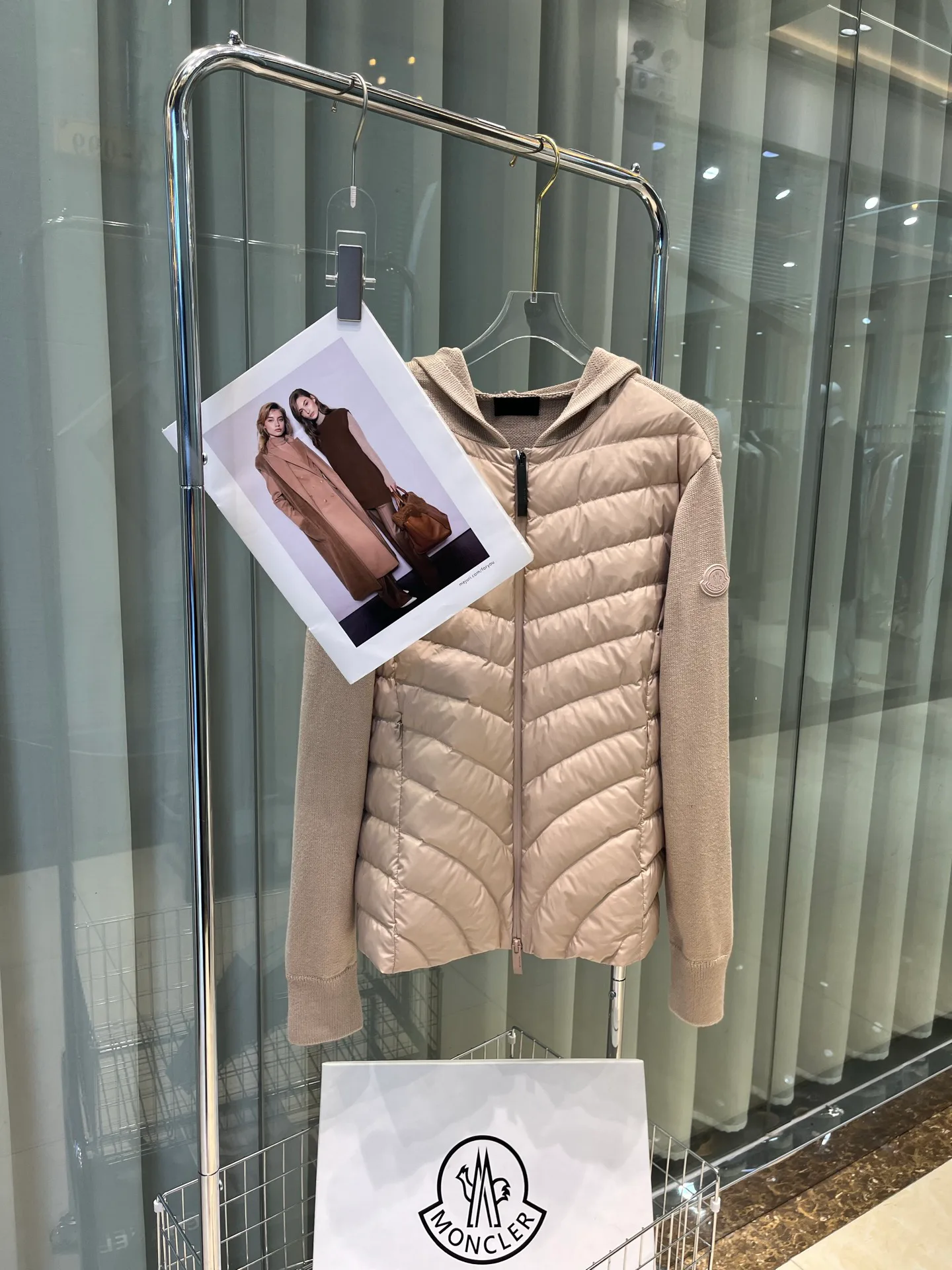 Women's Jackets And Down Jackets MONCLER 17323191