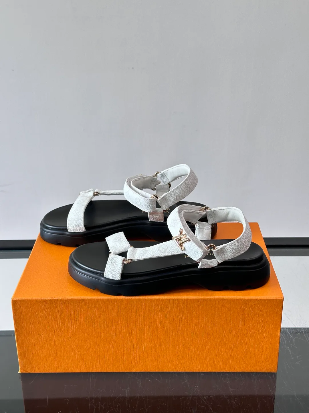 Women's Open-Toe Sandals LOUIS VUITTON 17536538