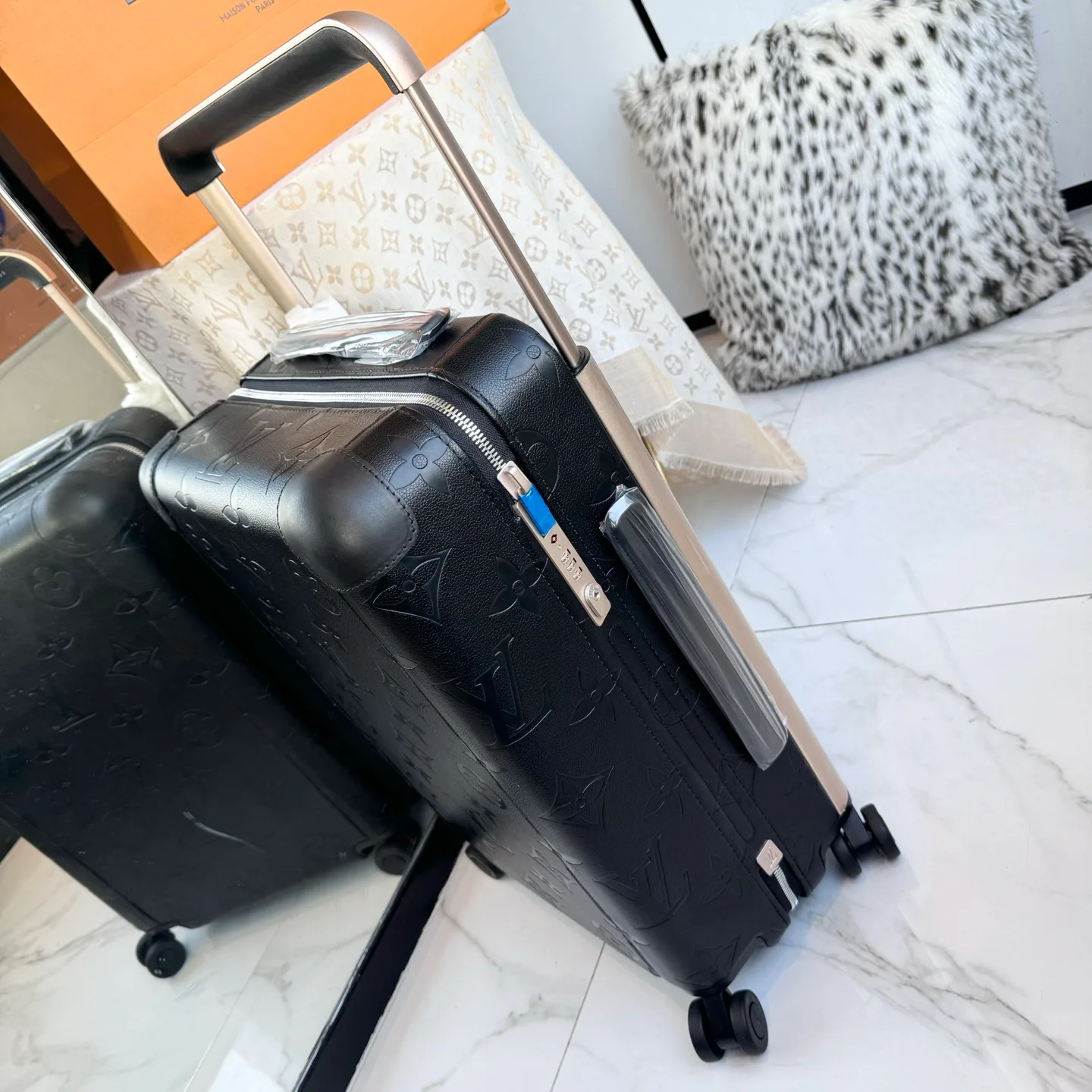Suitcases LOUIS VUITTON 17675227