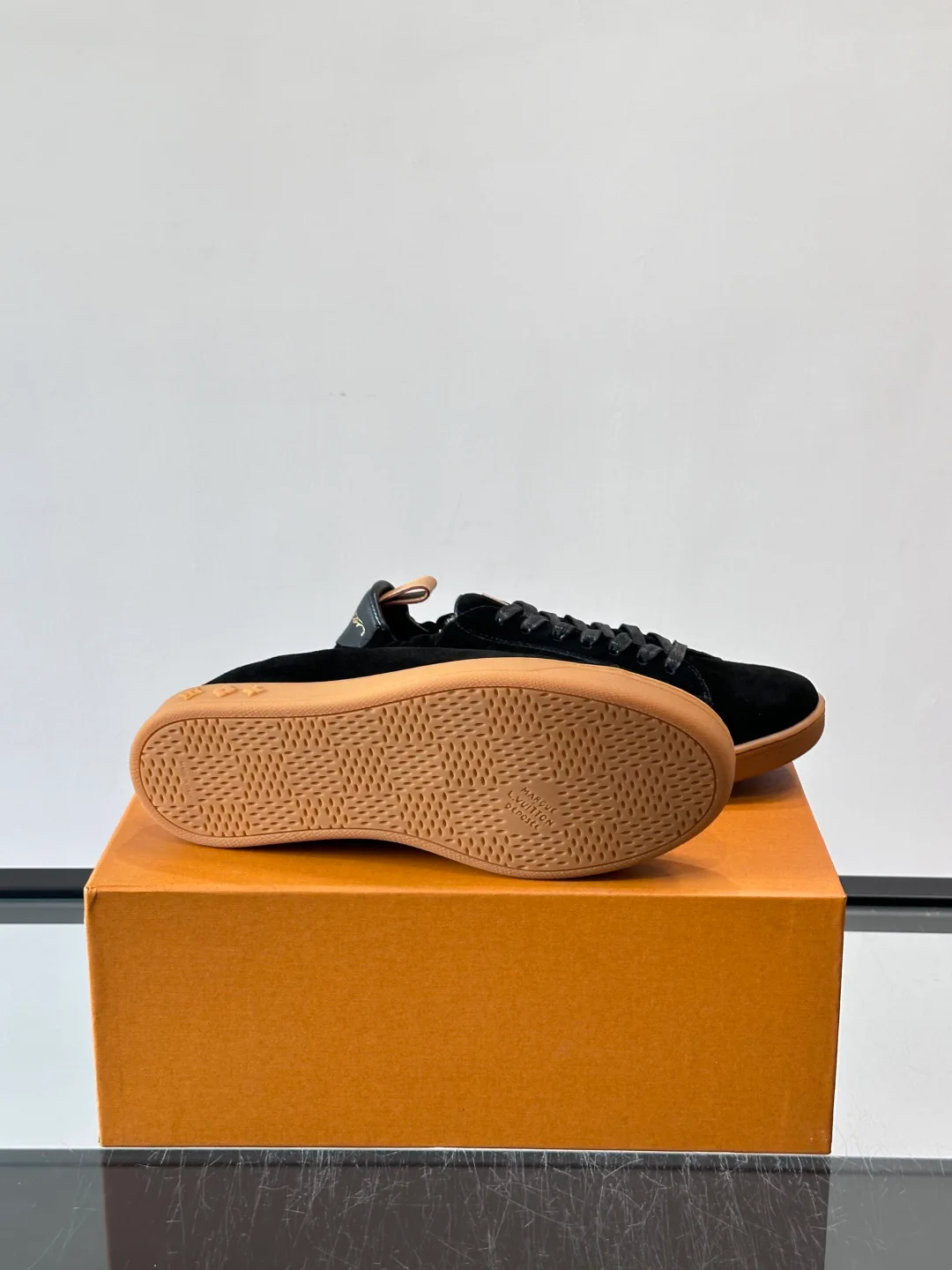Men's Sneakers LOUIS VUITTON 18263700
