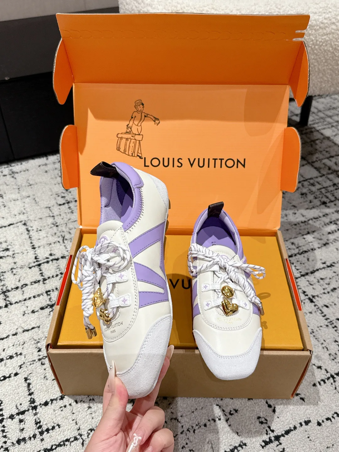 Women's Sneakers LOUIS VUITTON 18409719
