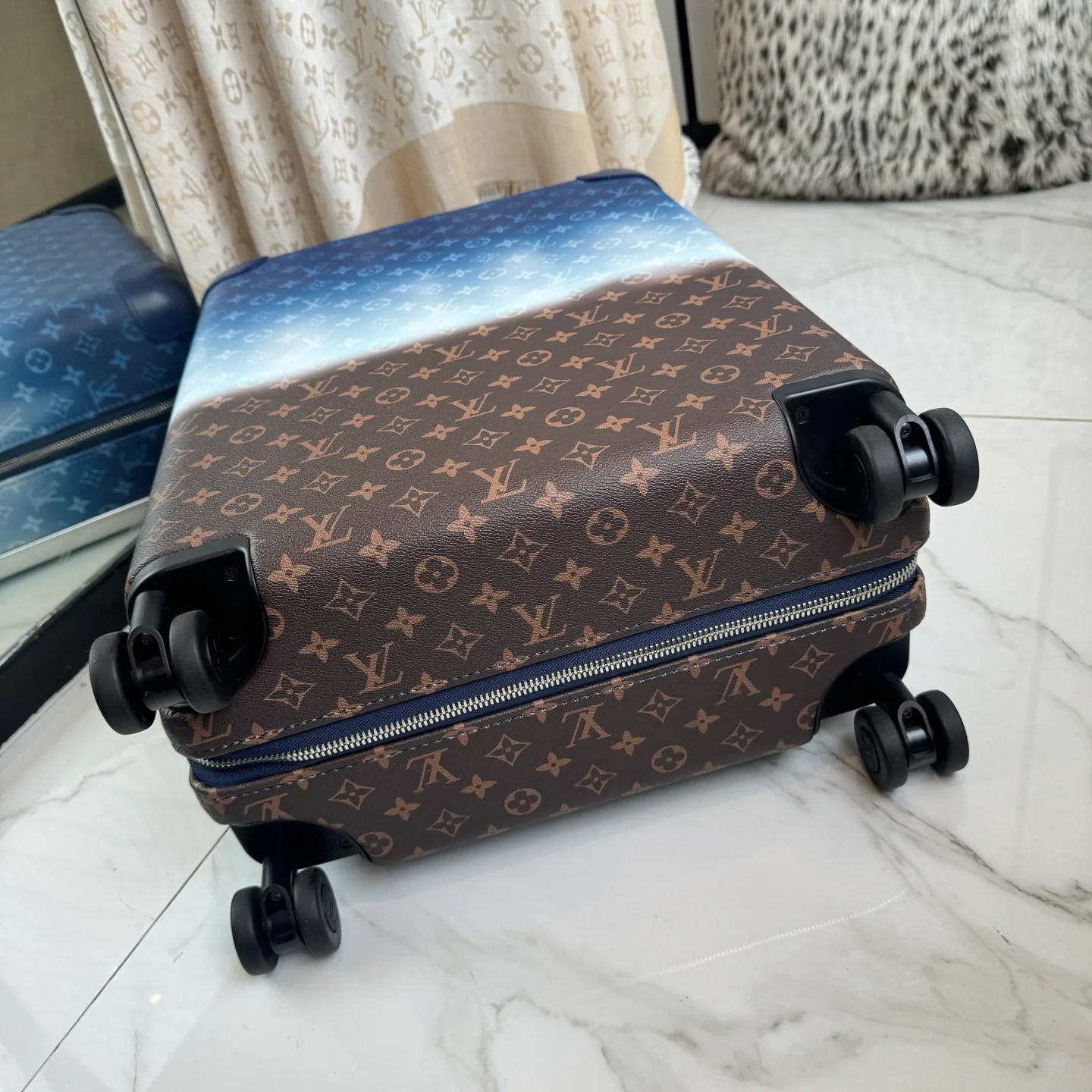 Suitcases LOUIS VUITTON 17801473
