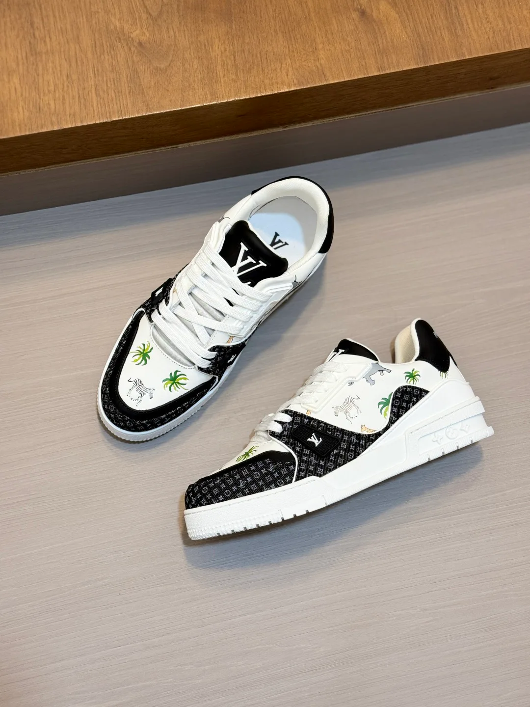 Men's Sneakers LOUIS VUITTON 18234377