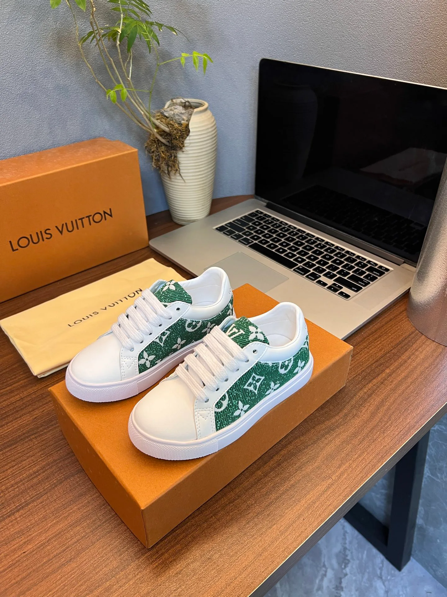 Women's Sneakers LOUIS VUITTON 18077539