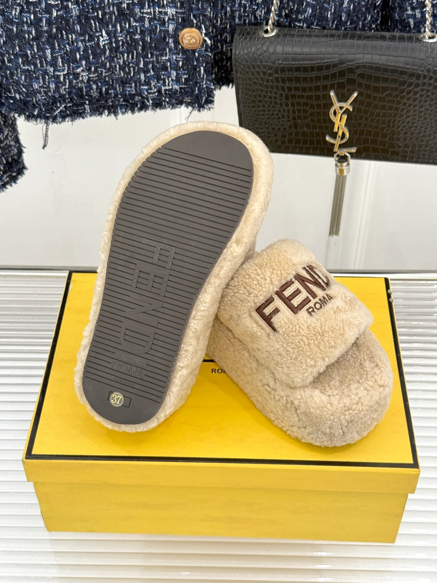 Women's Slippers FENDI 18154669