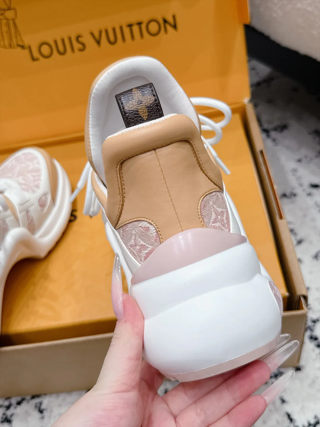Women's Sneakers LOUIS VUITTON 18505469