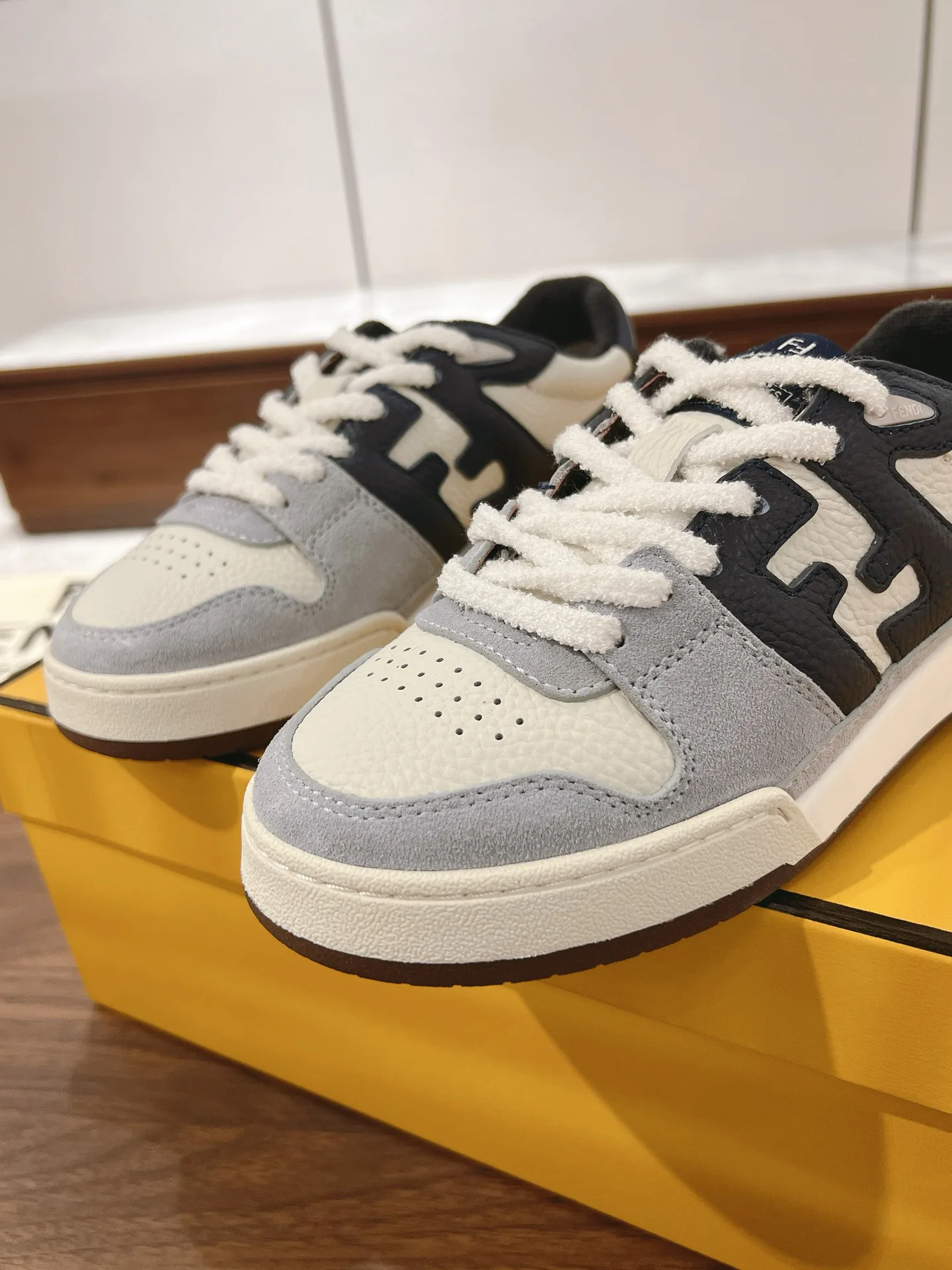 Women's Sneakers FENDI 18219600