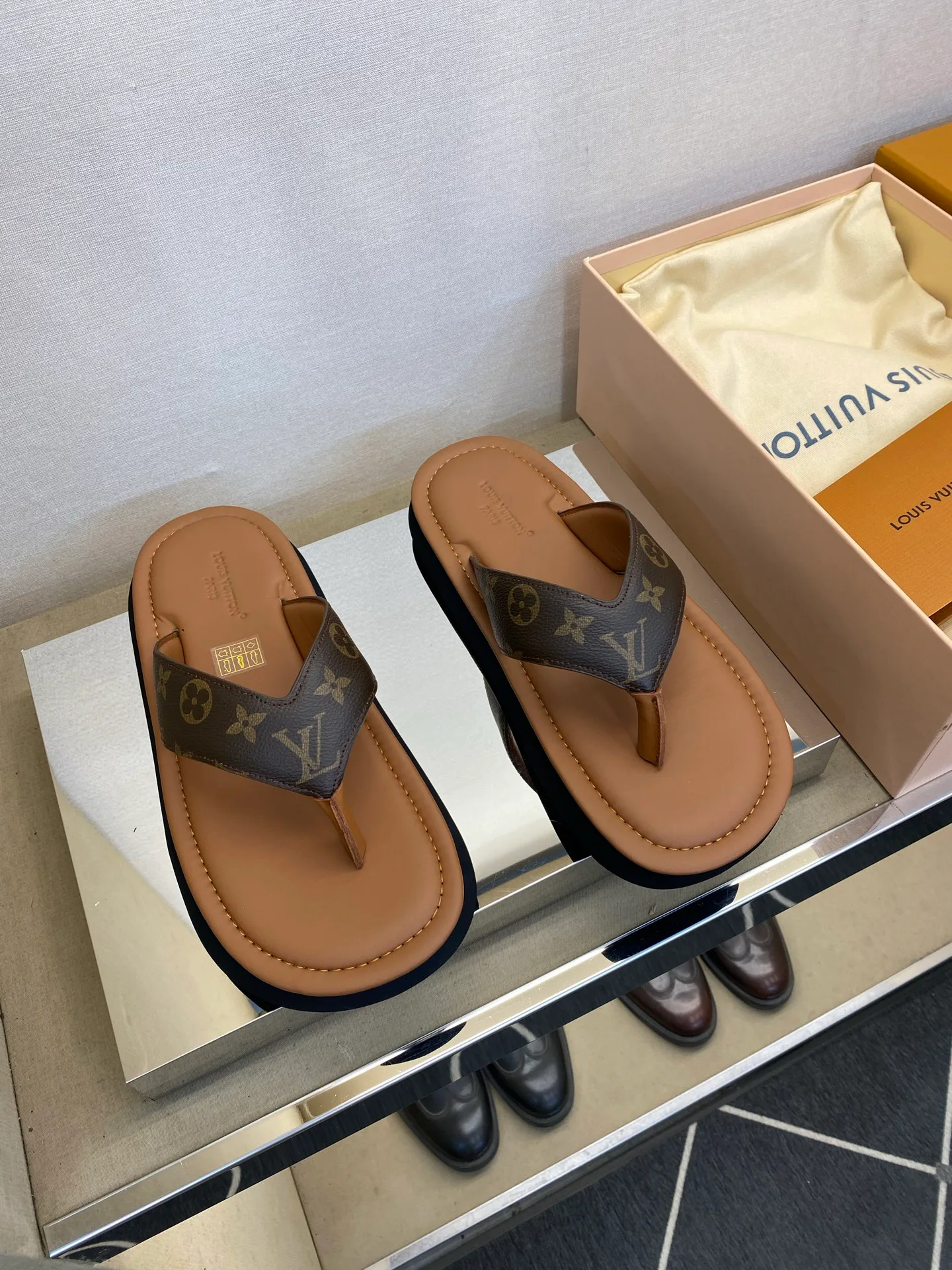 Men's Flip-Flops LOUIS VUITTON 17706386