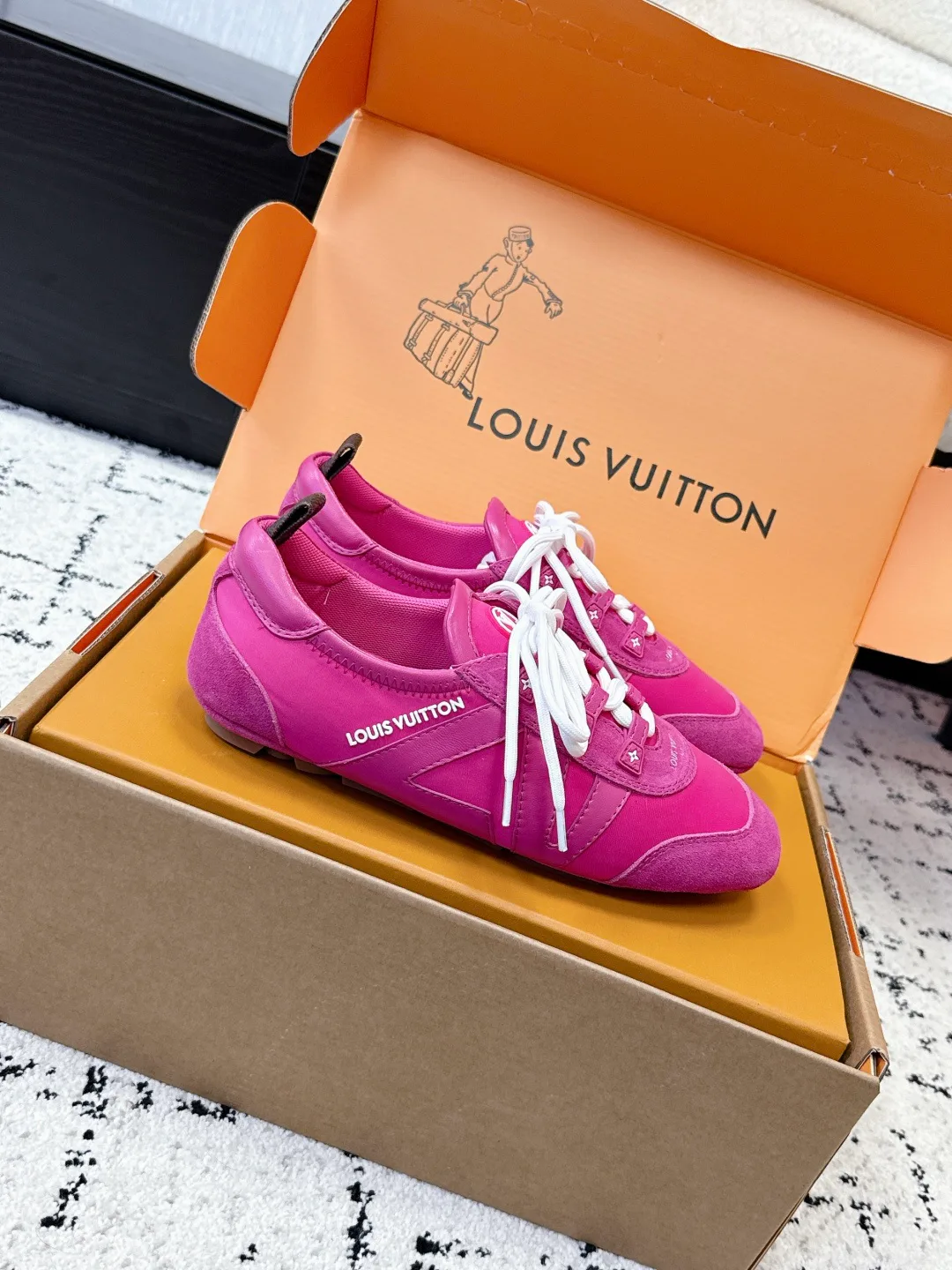 Women's Sneakers LOUIS VUITTON 18409677