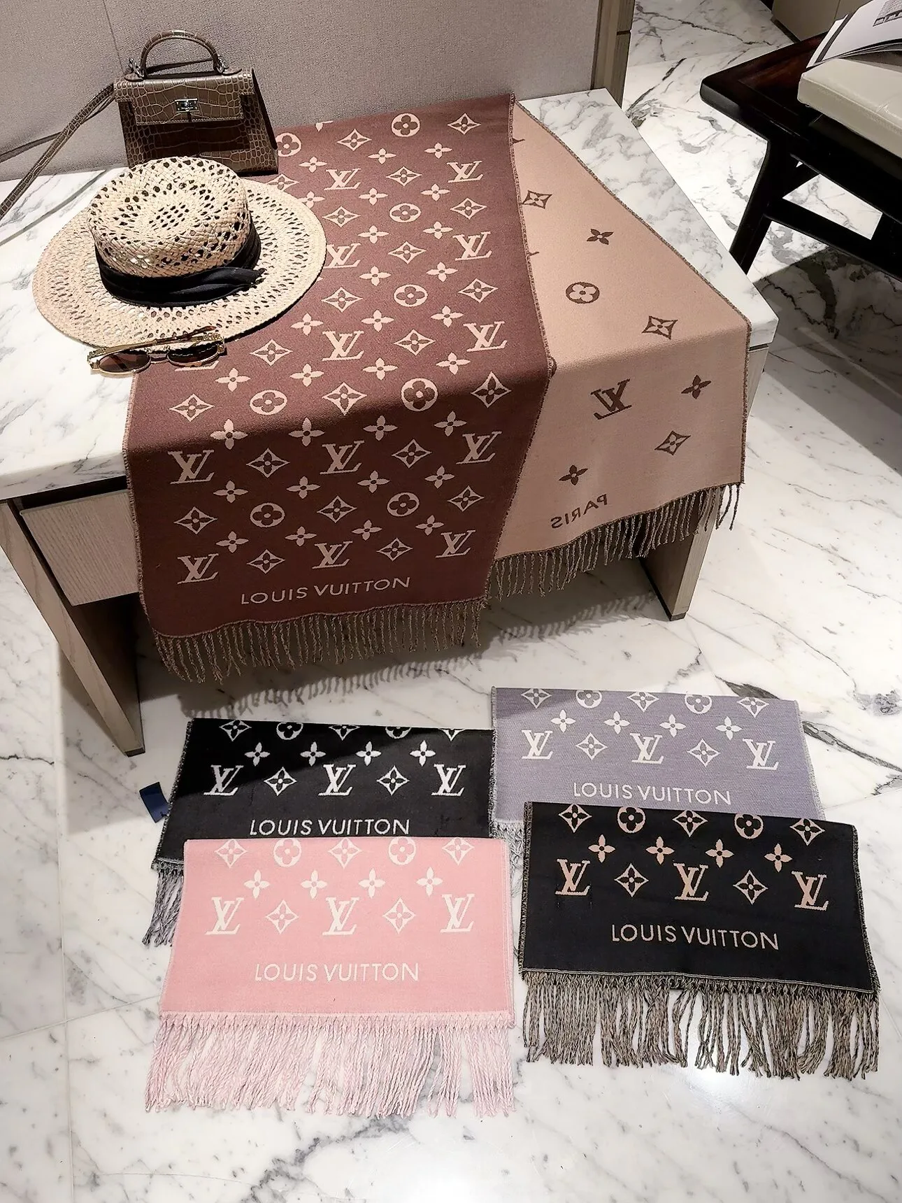 Scarves LOUIS VUITTON 18322601