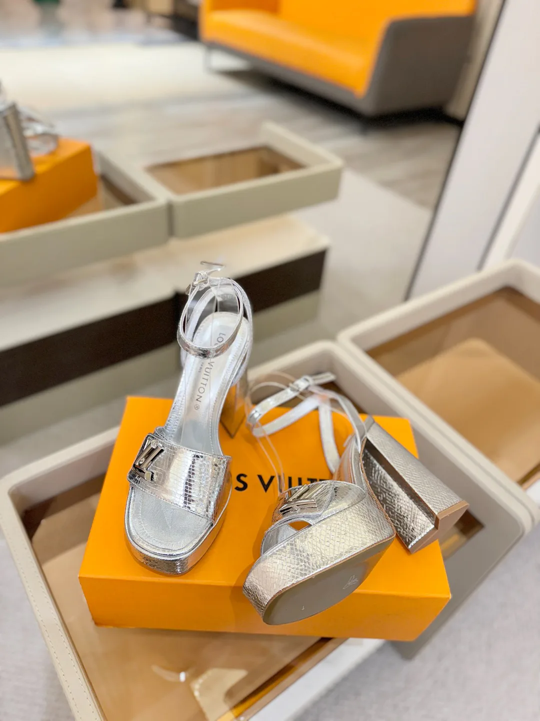 Women's Open-Toe Sandals LOUIS VUITTON 17946853