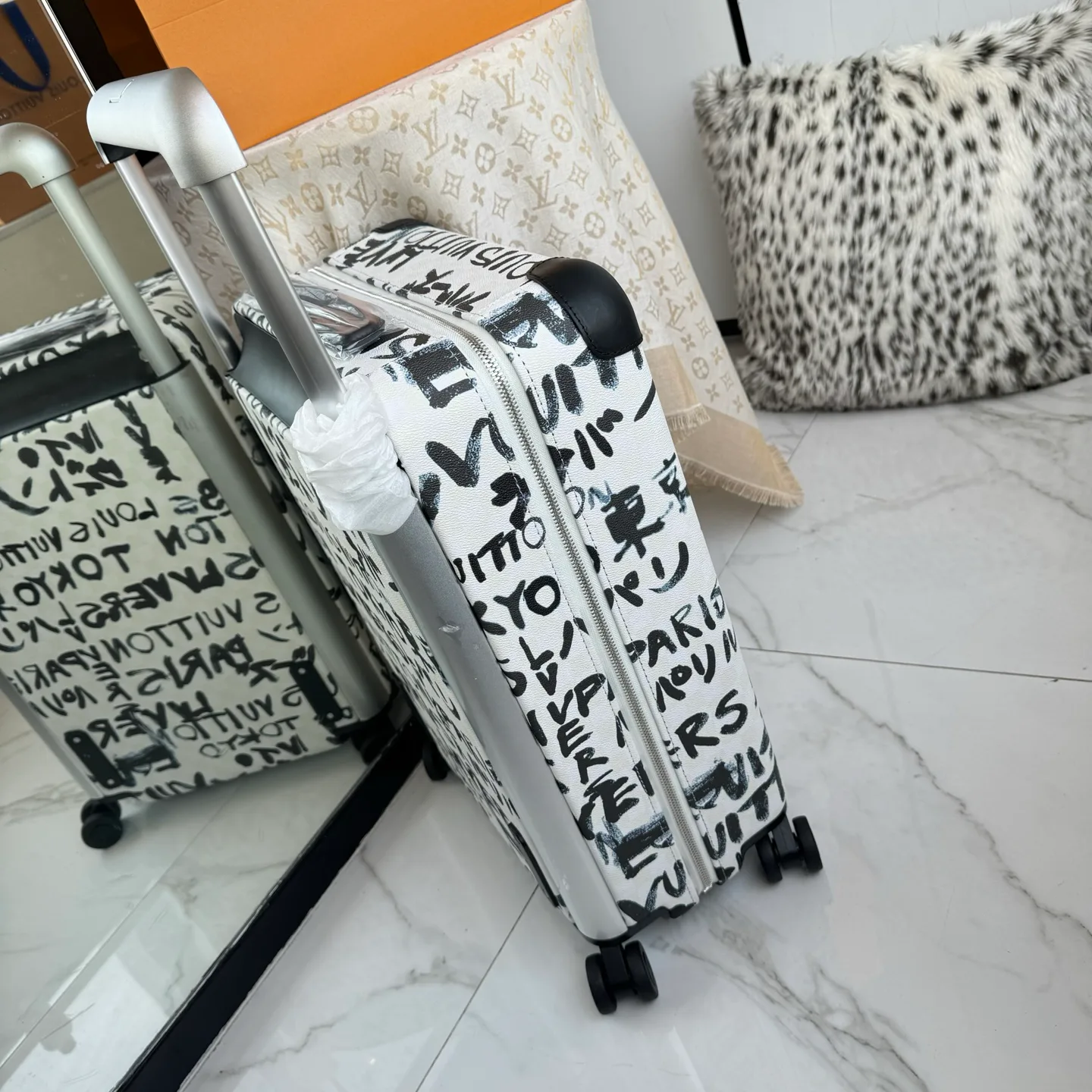 Suitcases LOUIS VUITTON 17675228