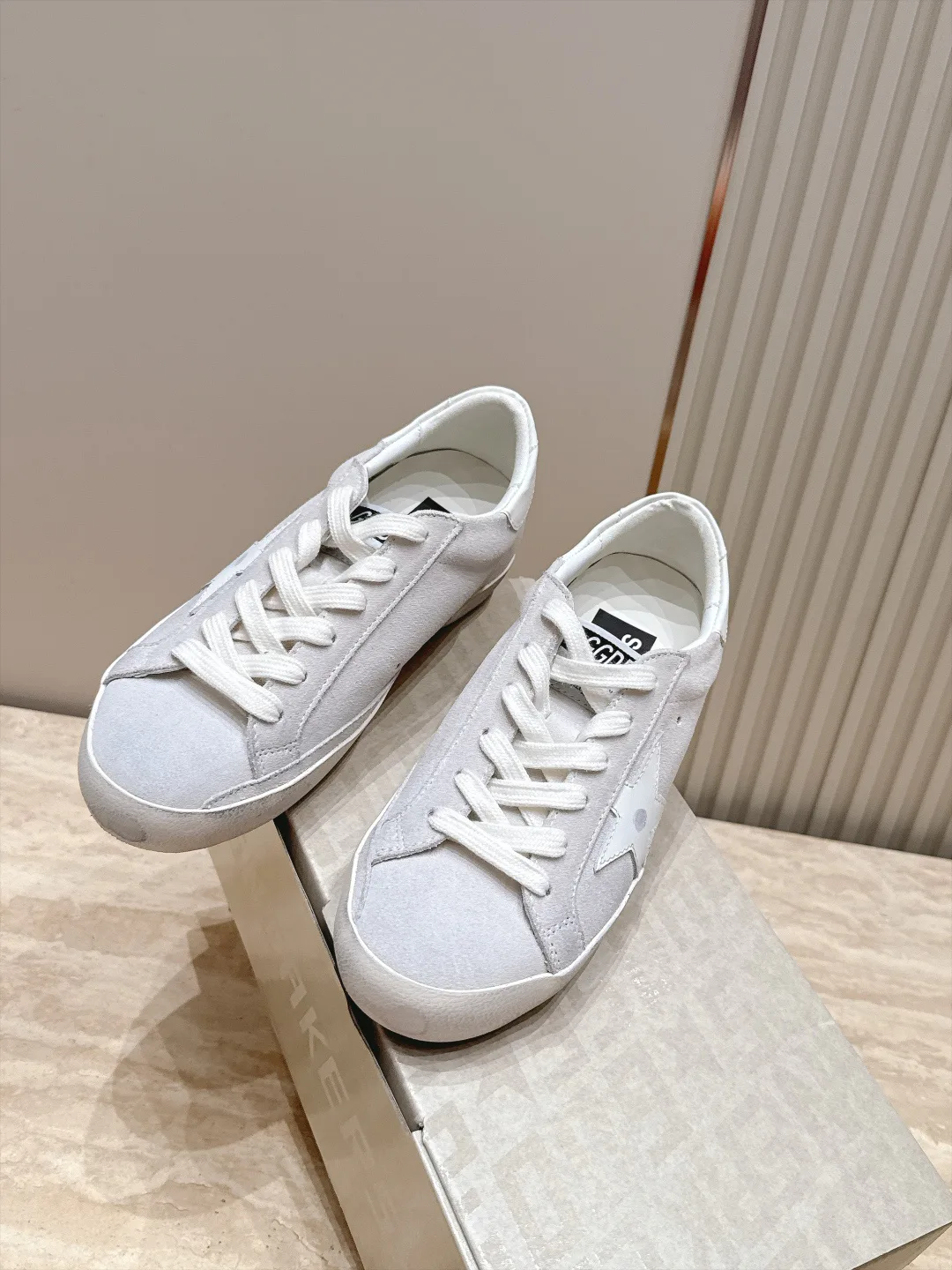 Women's Sneakers GOLDEN GOOSE 17963441