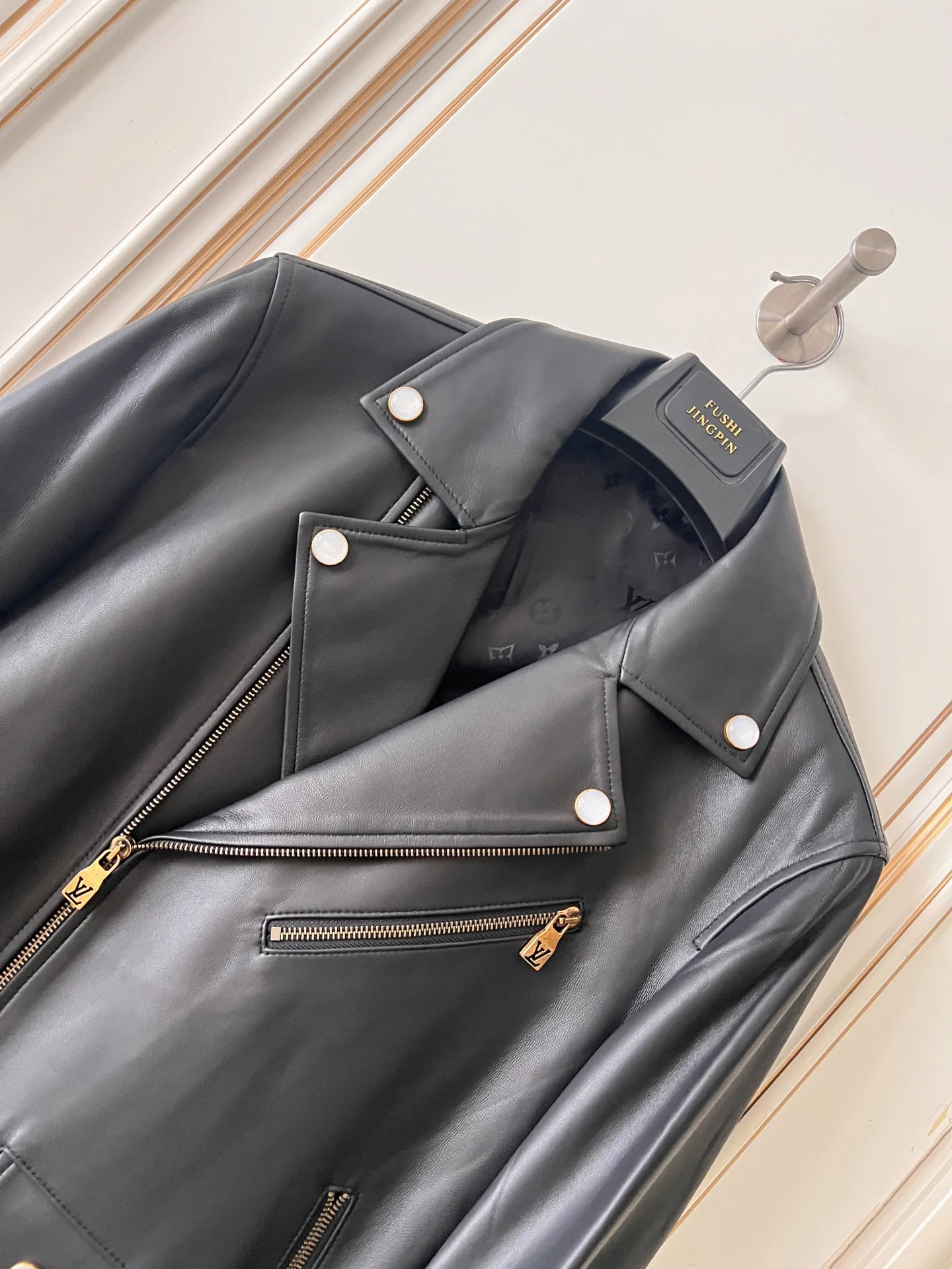 Women's Leather Jackets And Sheepskin Coats LOUIS VUITTON 18409016
