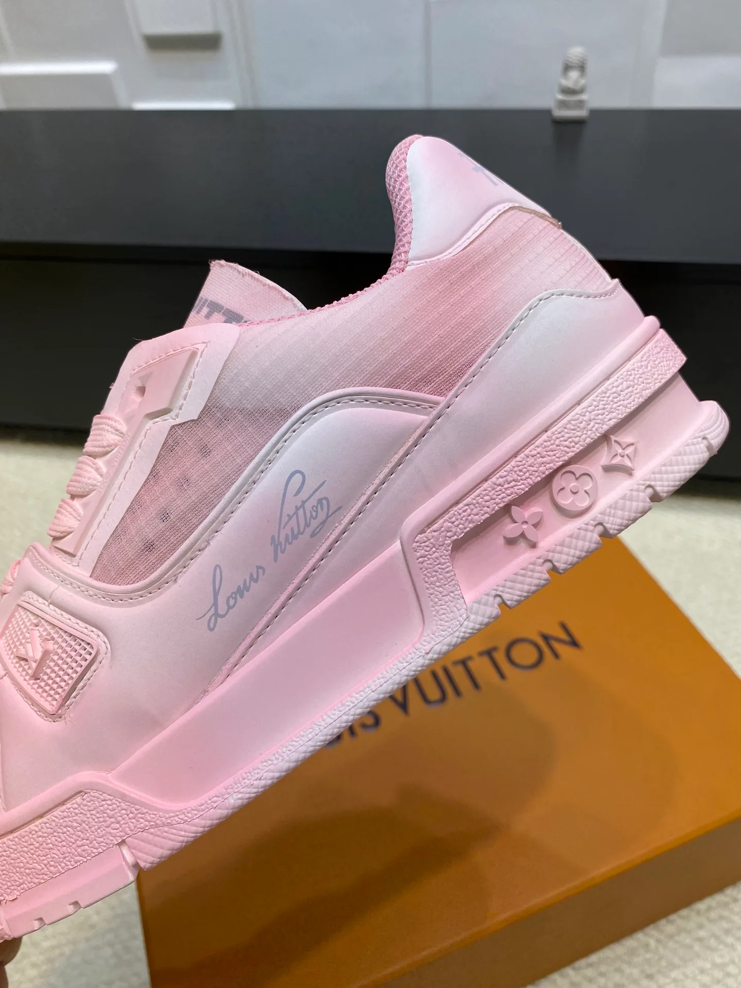Women's Sneakers LOUIS VUITTON 17969019