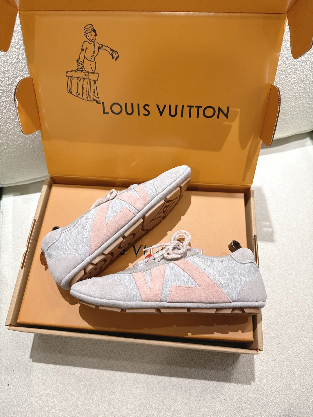 Women's Sneakers LOUIS VUITTON 17699121