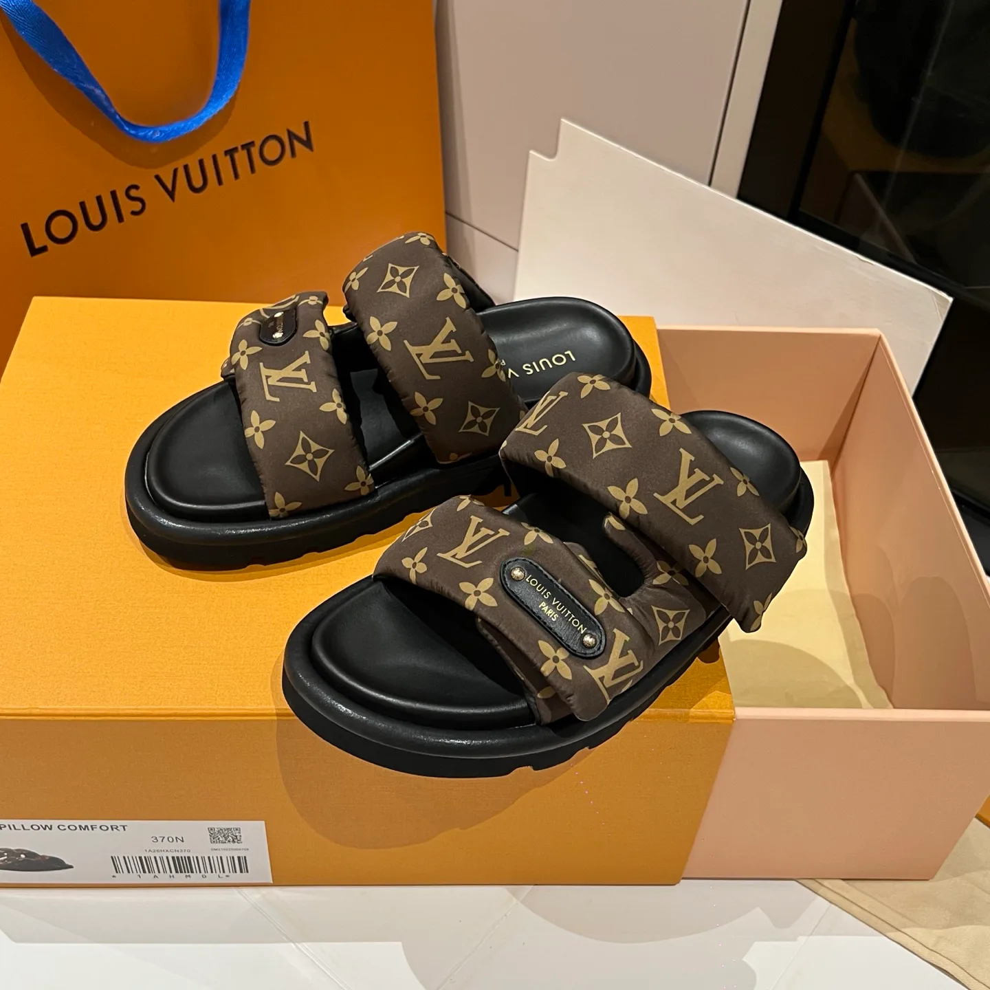 Women's Flip-Flops LOUIS VUITTON 17608431