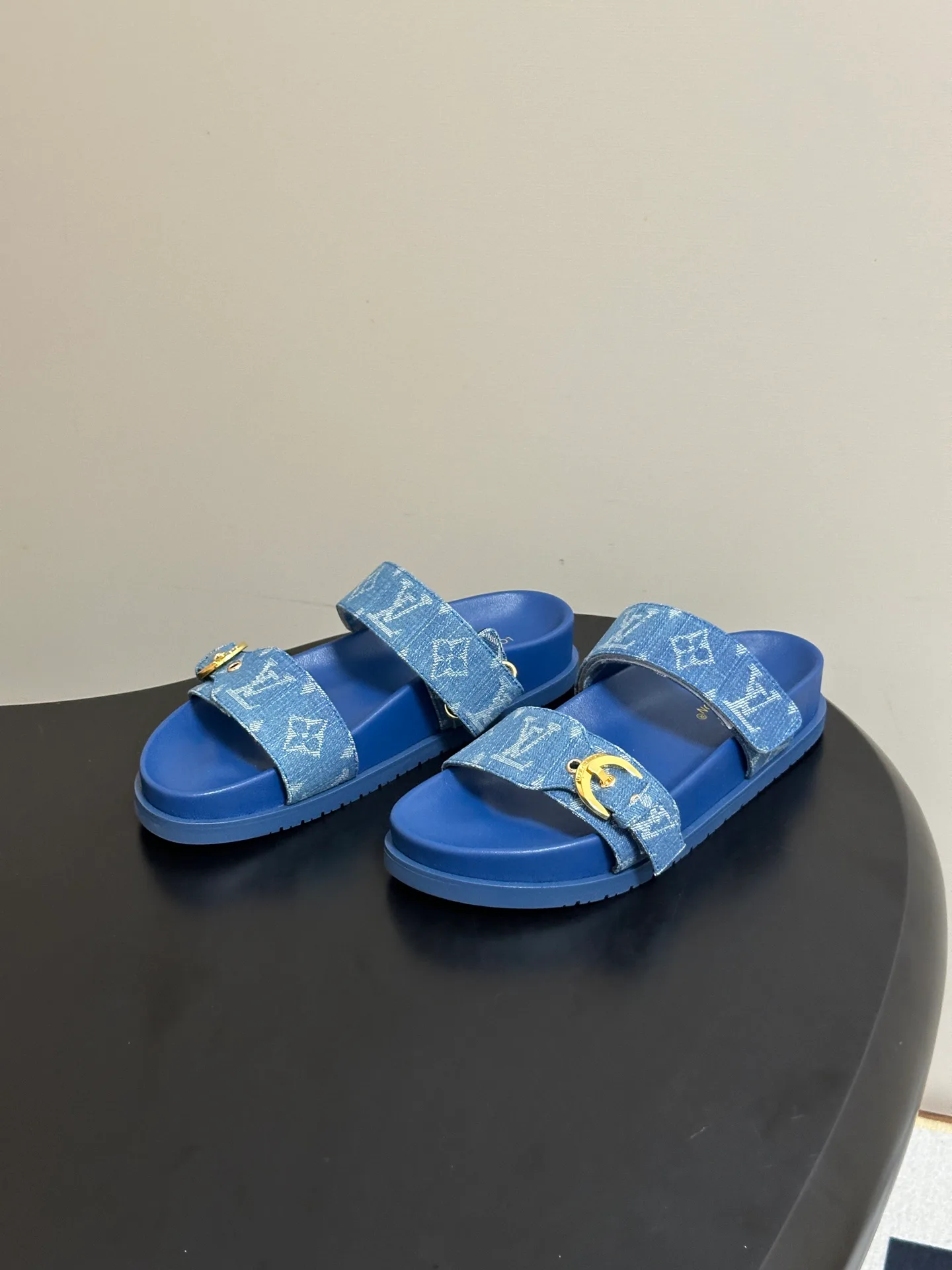 Women's Flip-Flops LOUIS VUITTON 18049597