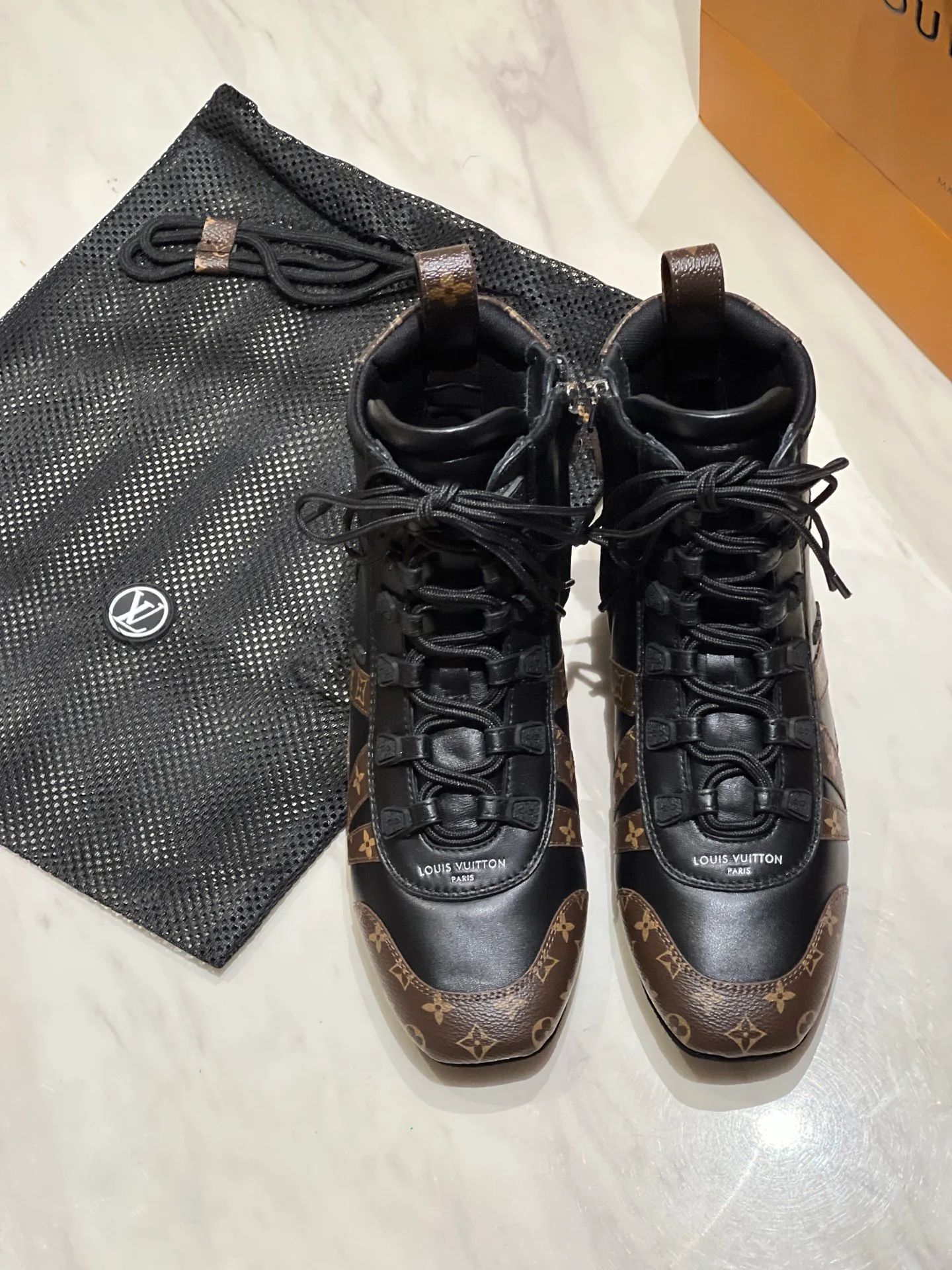 Women's Sneakers LOUIS VUITTON 18194174
