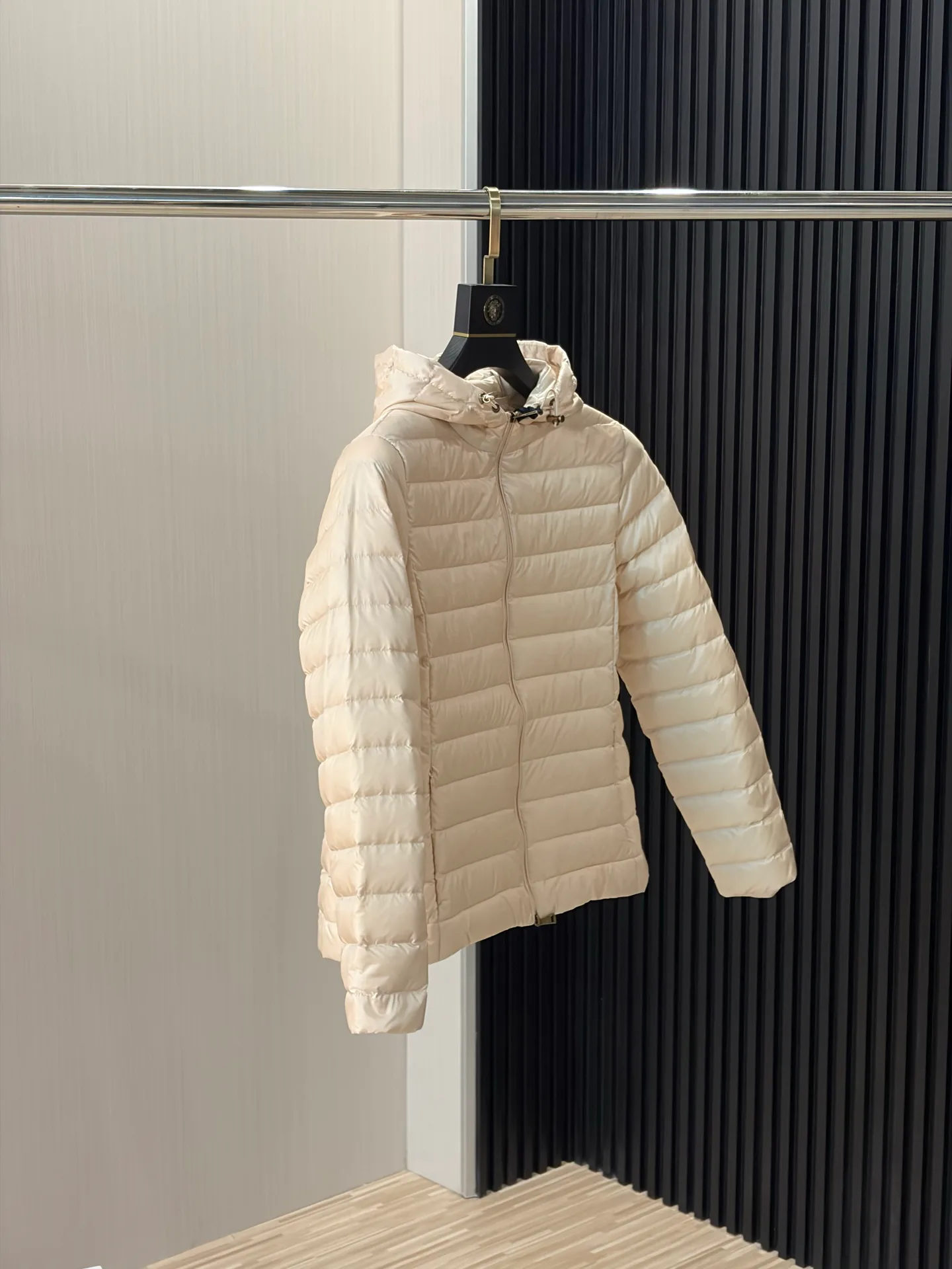 Women's Jackets And Down Jackets MONCLER 18285039