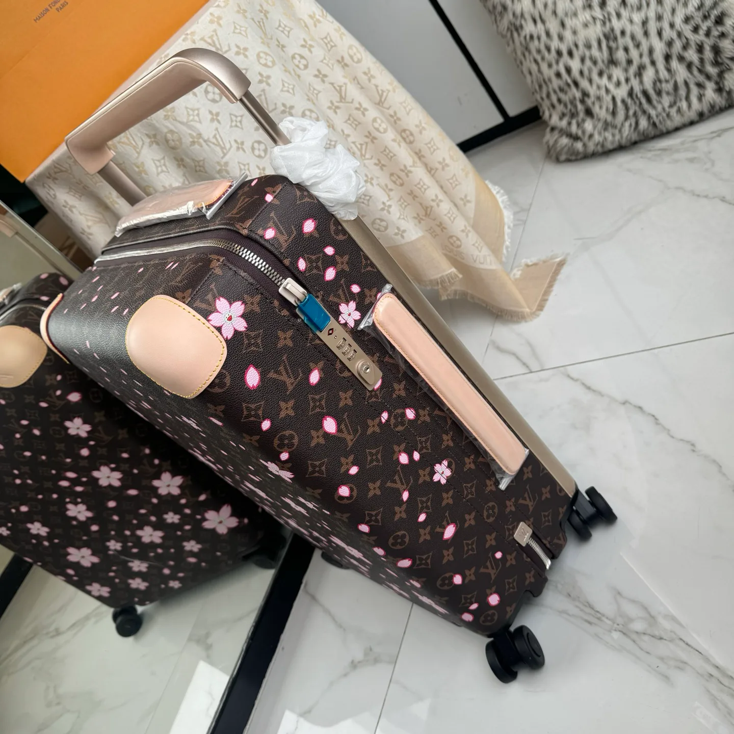 Suitcases LOUIS VUITTON 17801475