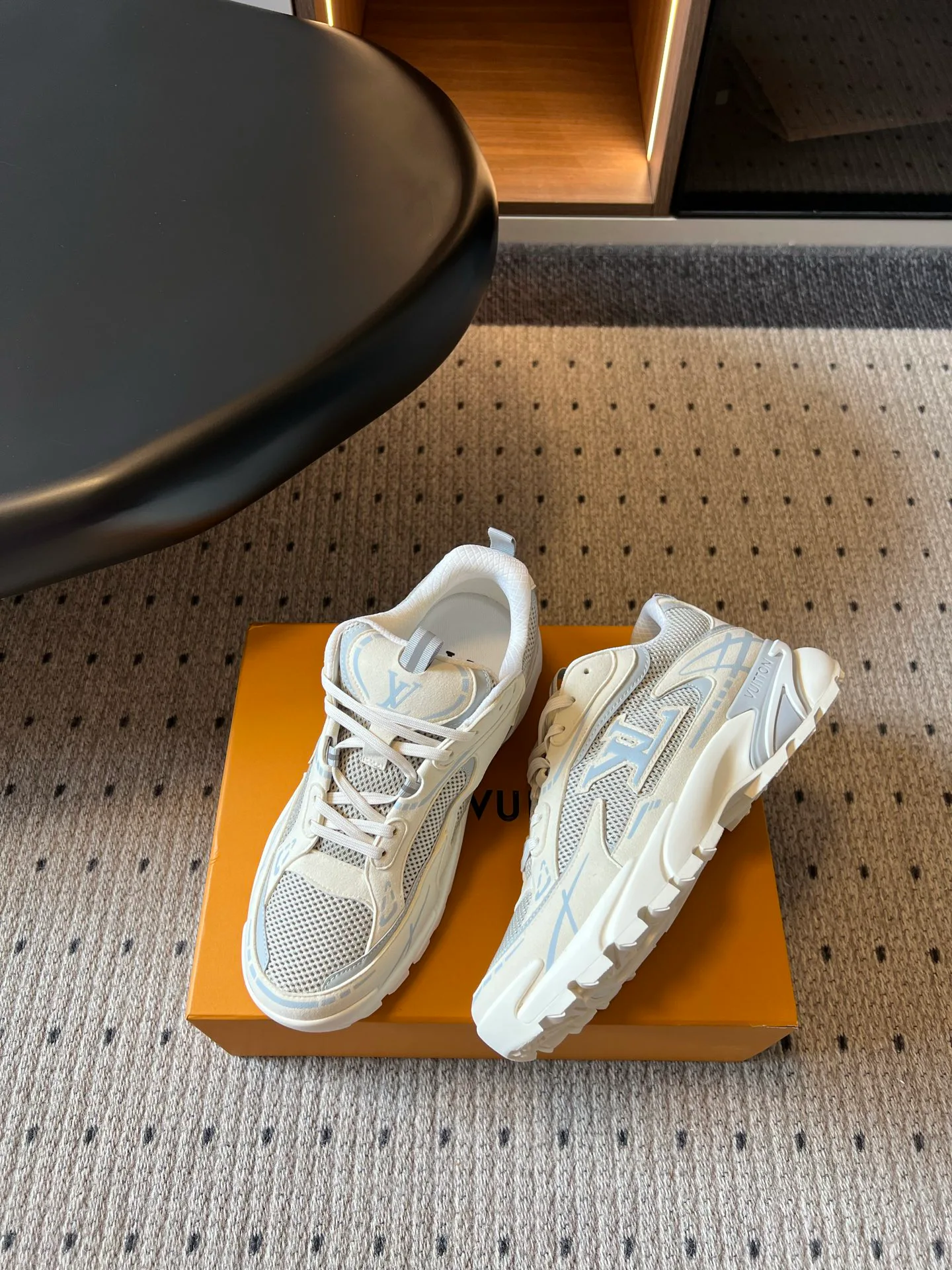 Men's Sneakers LOUIS VUITTON 17419418