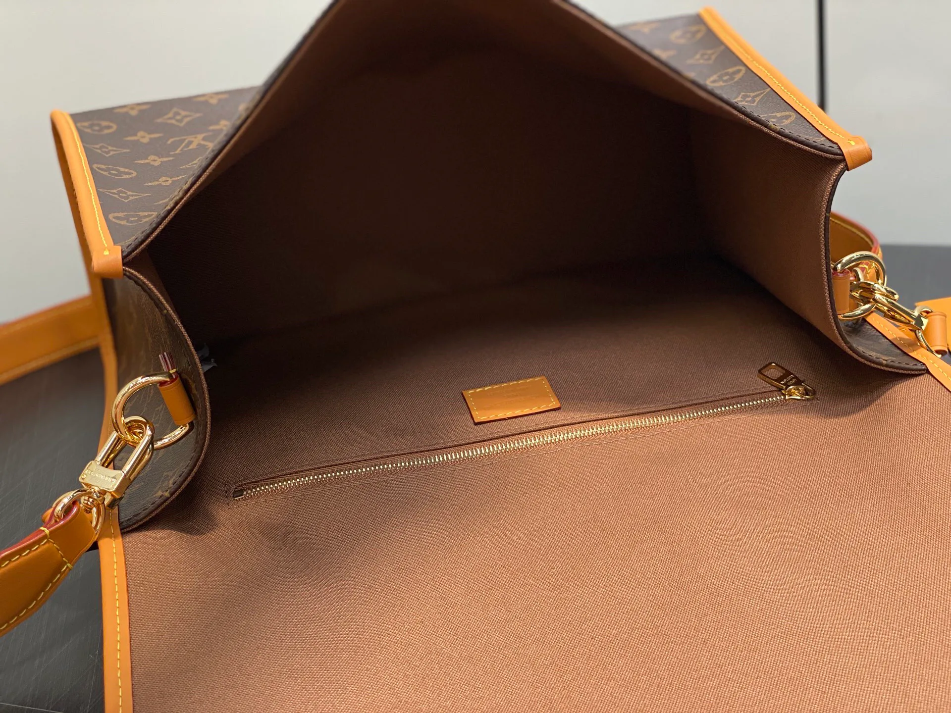 Women's Classic Handbags LOUIS VUITTON 18240335