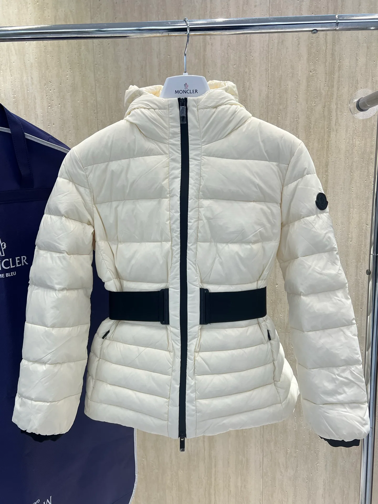 Women's Jackets And Down Jackets MONCLER 18302919