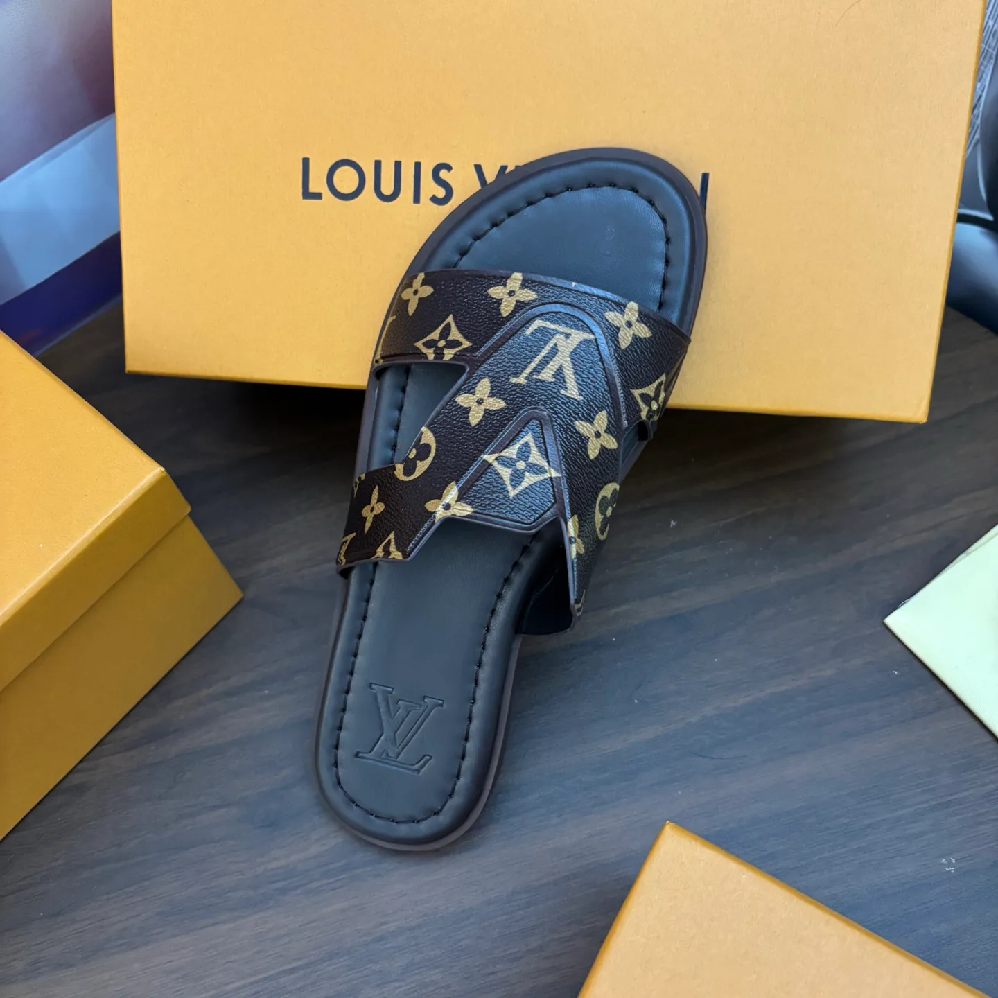 Men's Flip-Flops LOUIS VUITTON 18103789