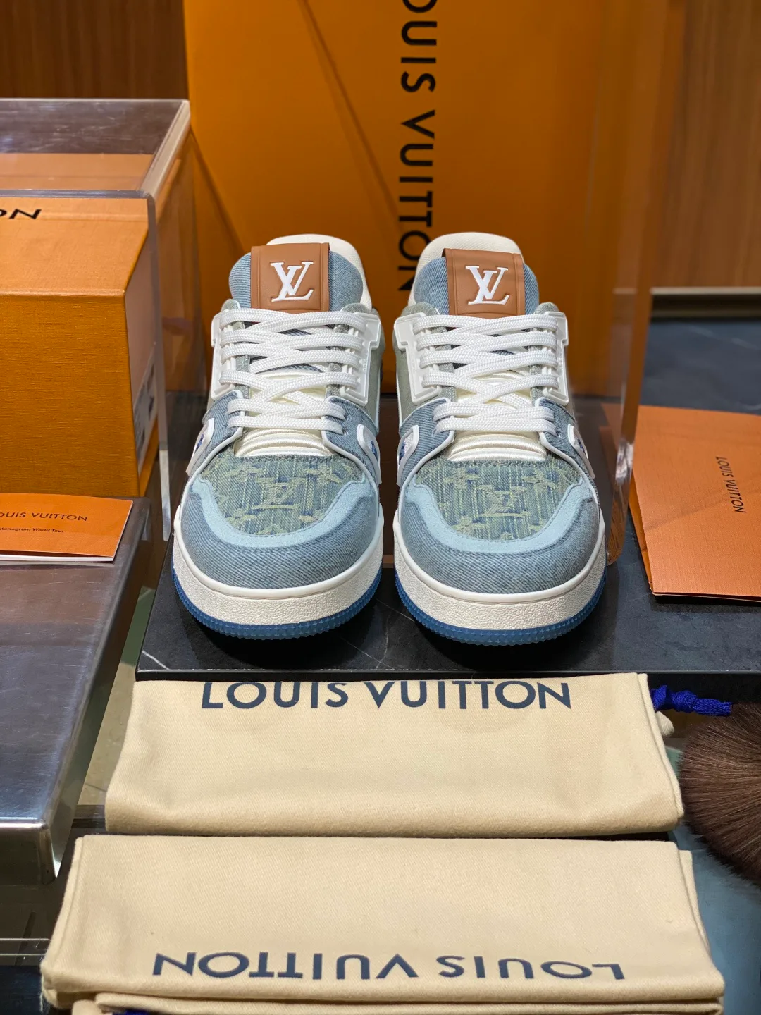 Women's Sneakers LOUIS VUITTON 17399408