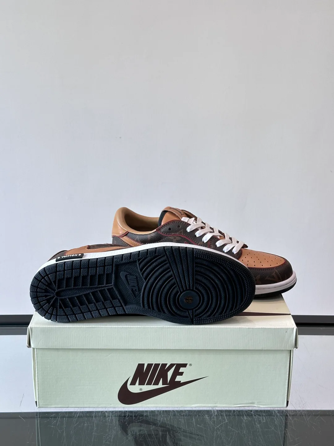 Men's Sneakers LOUIS VUITTON 18274511