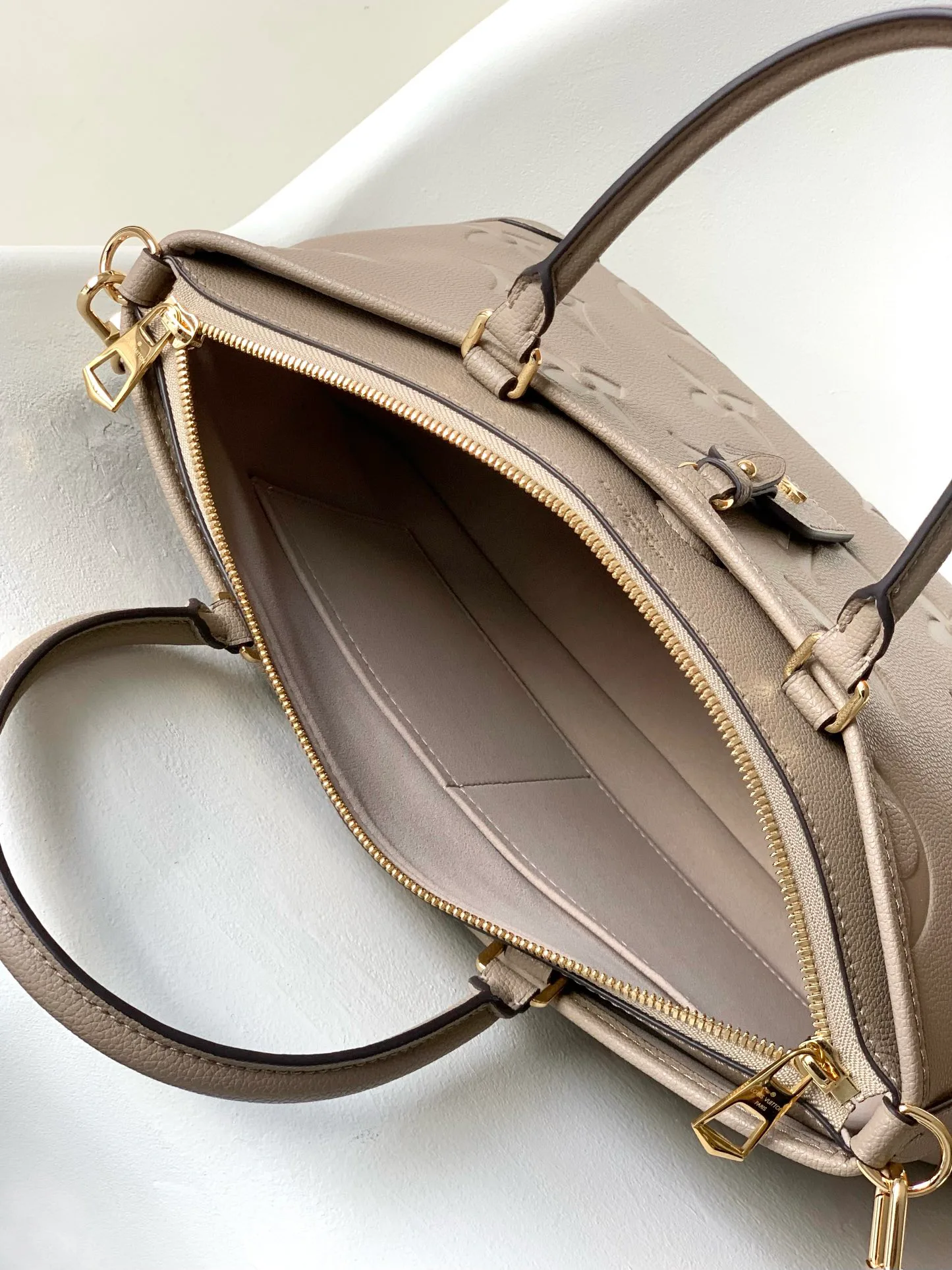 Women's Classic Handbags LOUIS VUITTON 17949192