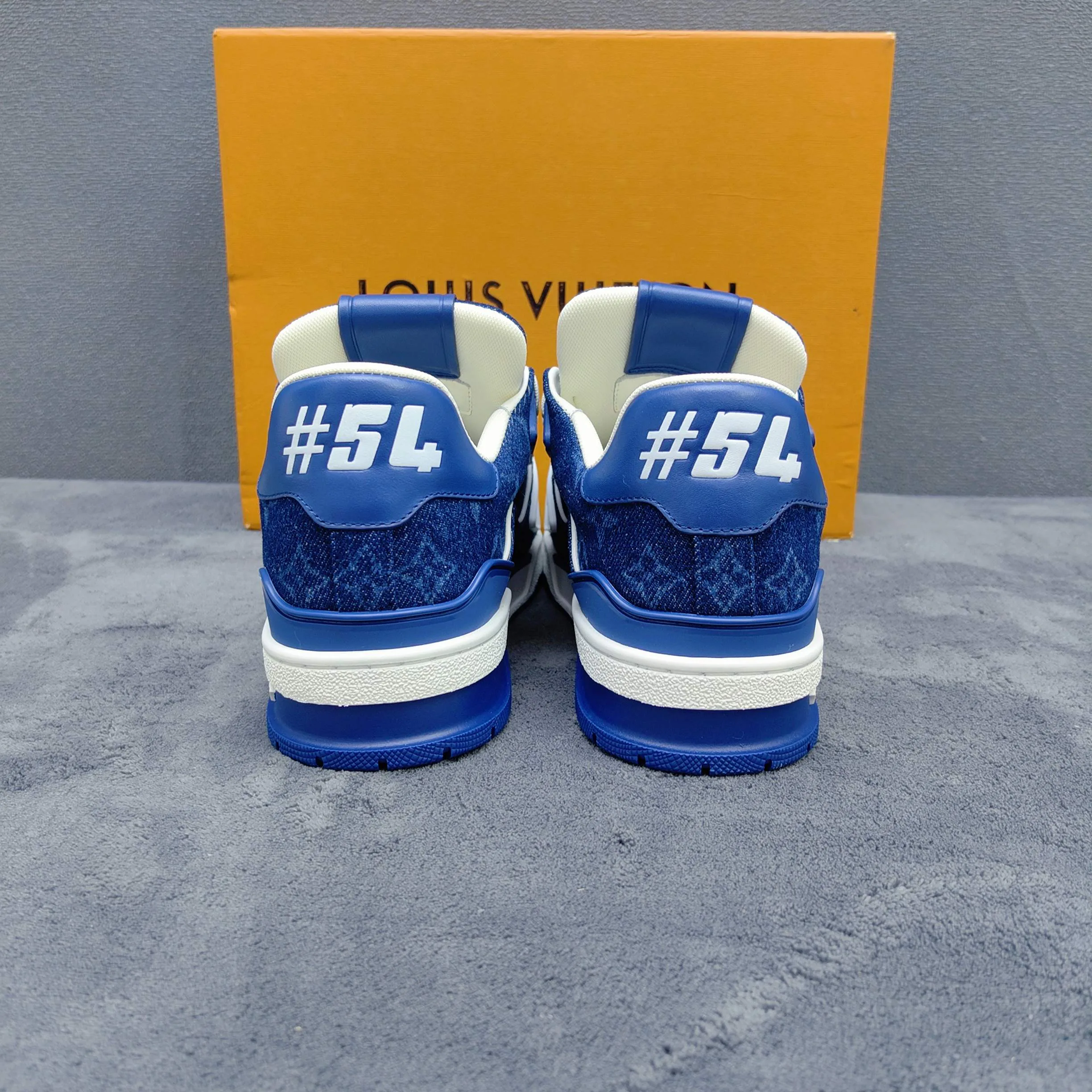 Women's Sneakers LOUIS VUITTON 17957146