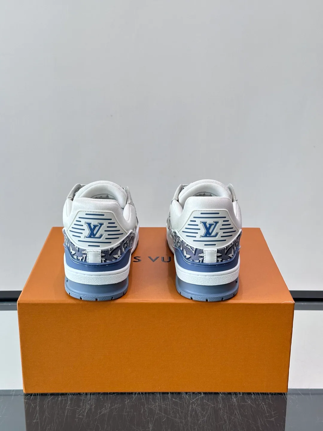 Women's Sneakers LOUIS VUITTON 18039738