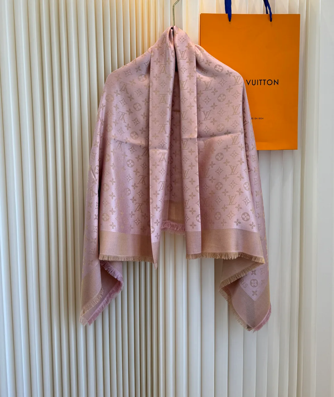 Scarves LOUIS VUITTON 18104871