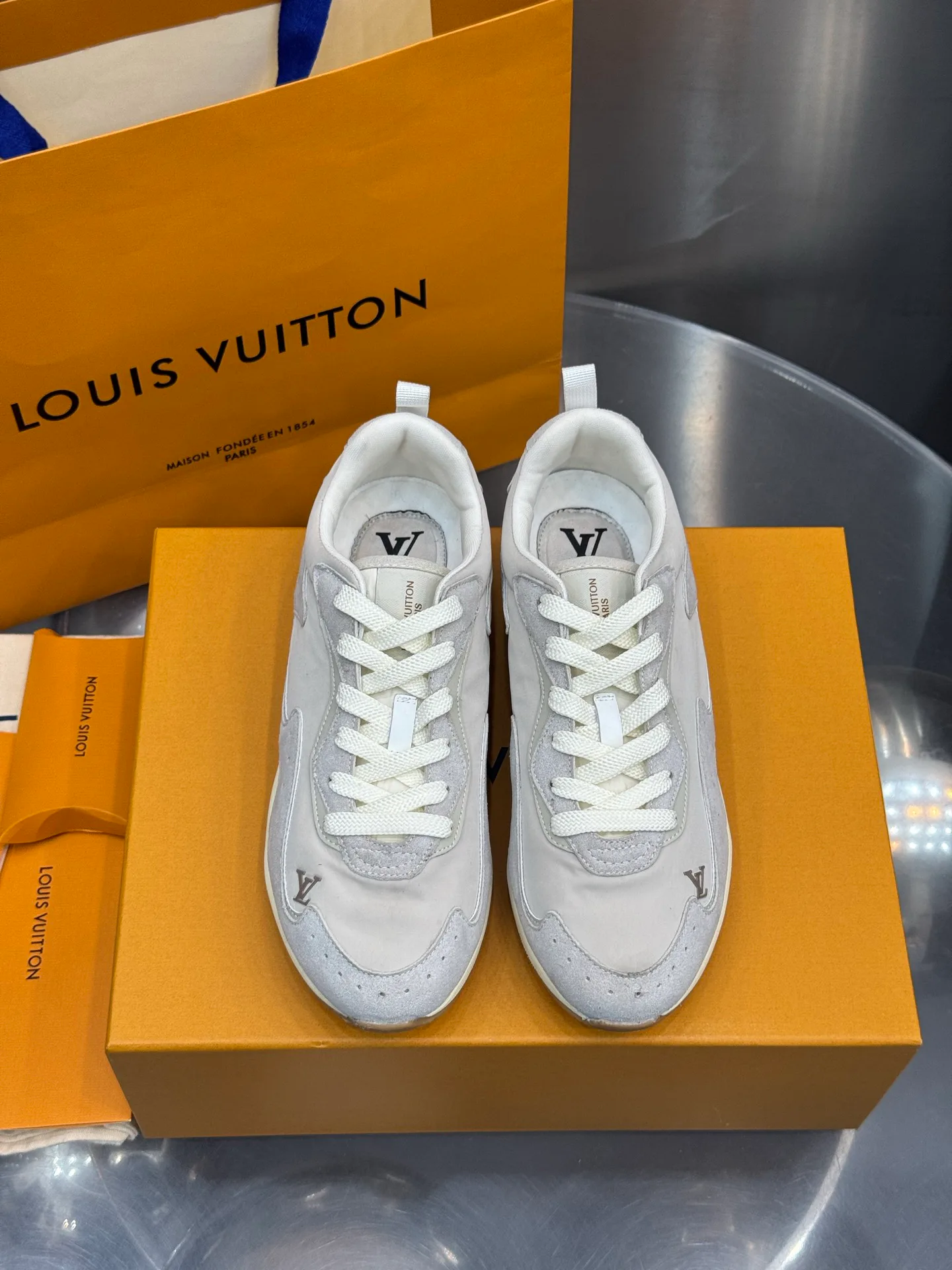 Men's Sneakers LOUIS VUITTON 18202638