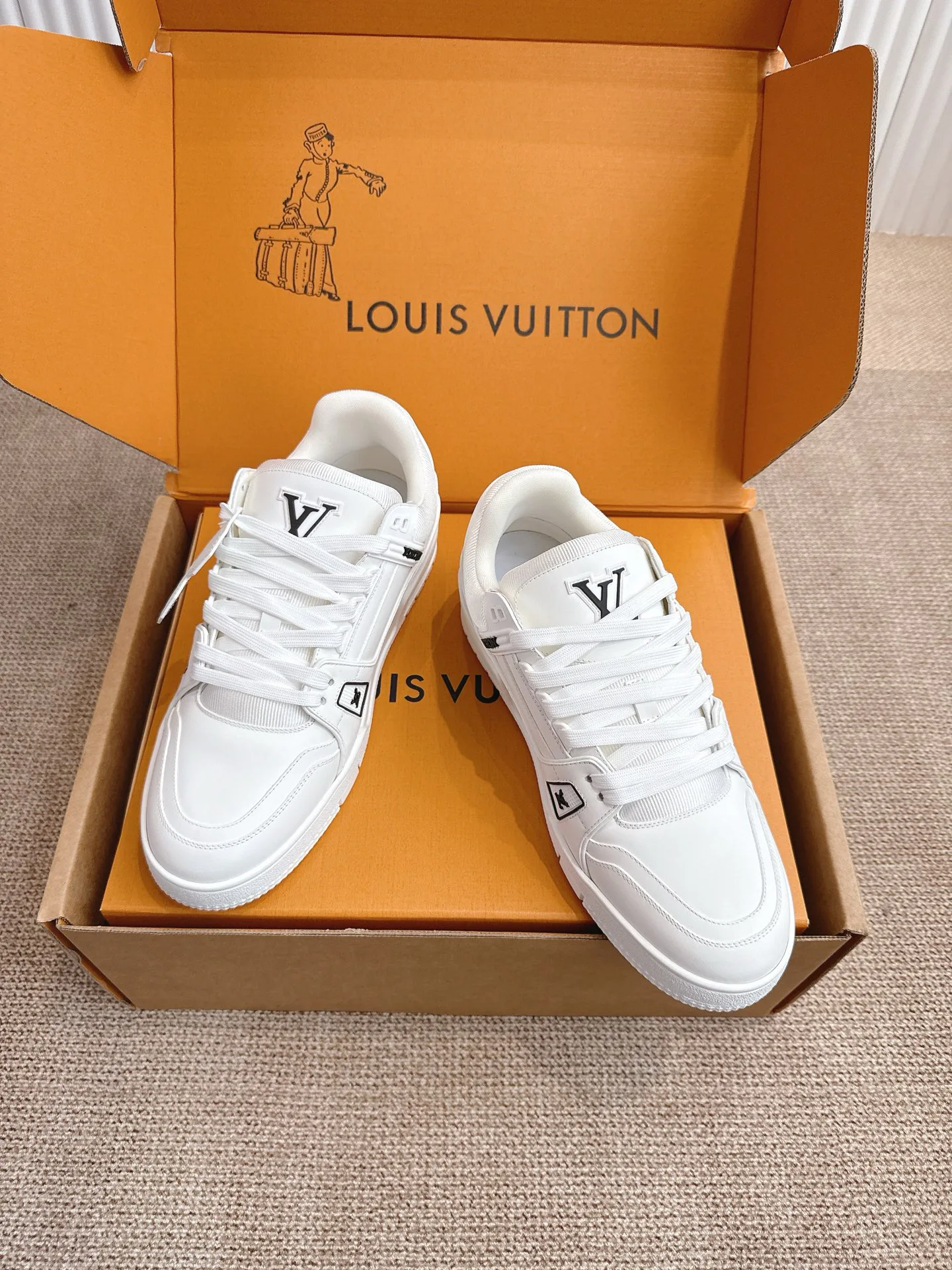 Women's Sneakers LOUIS VUITTON 18324748