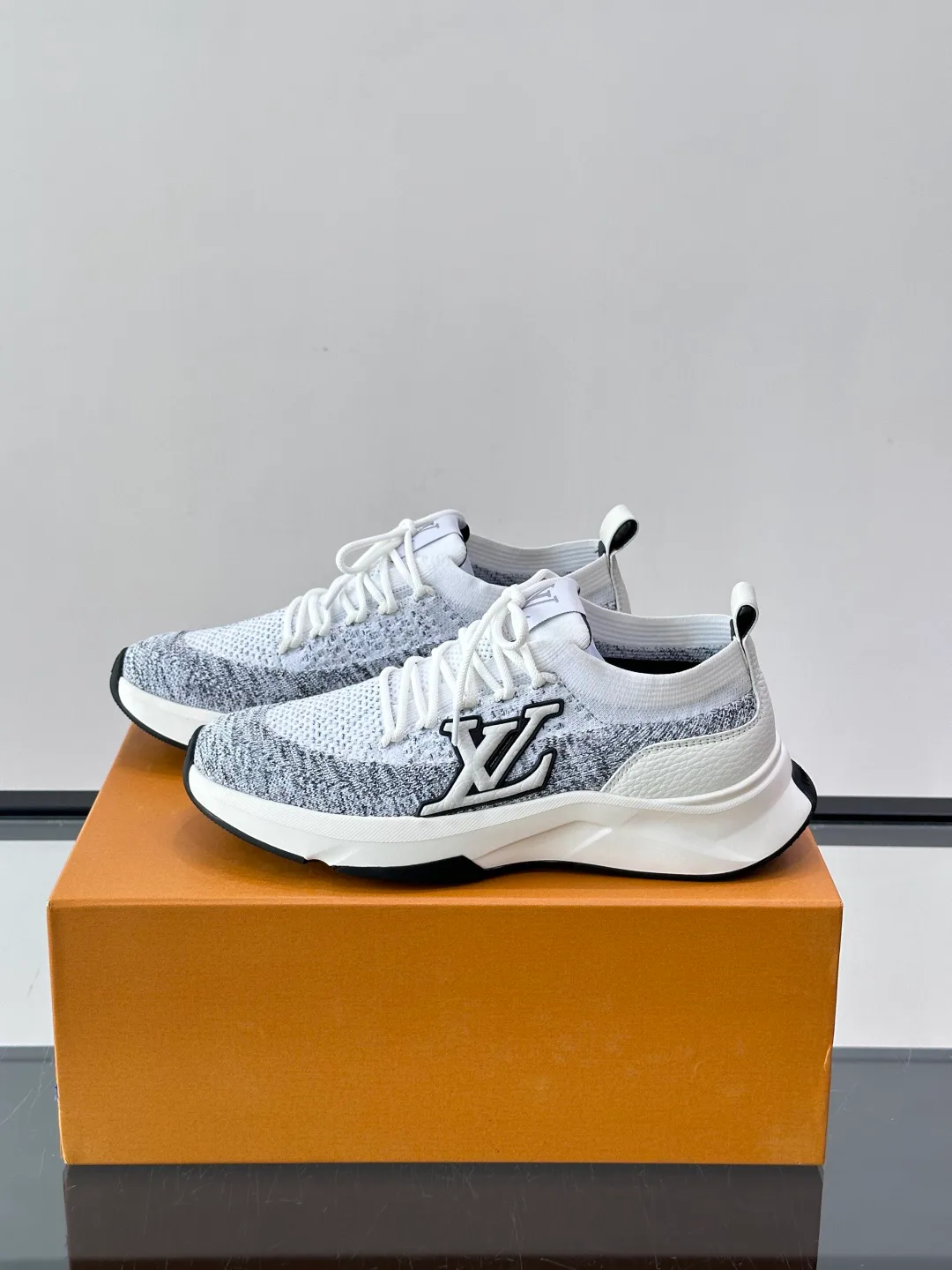 Men's Sneakers LOUIS VUITTON 18102387