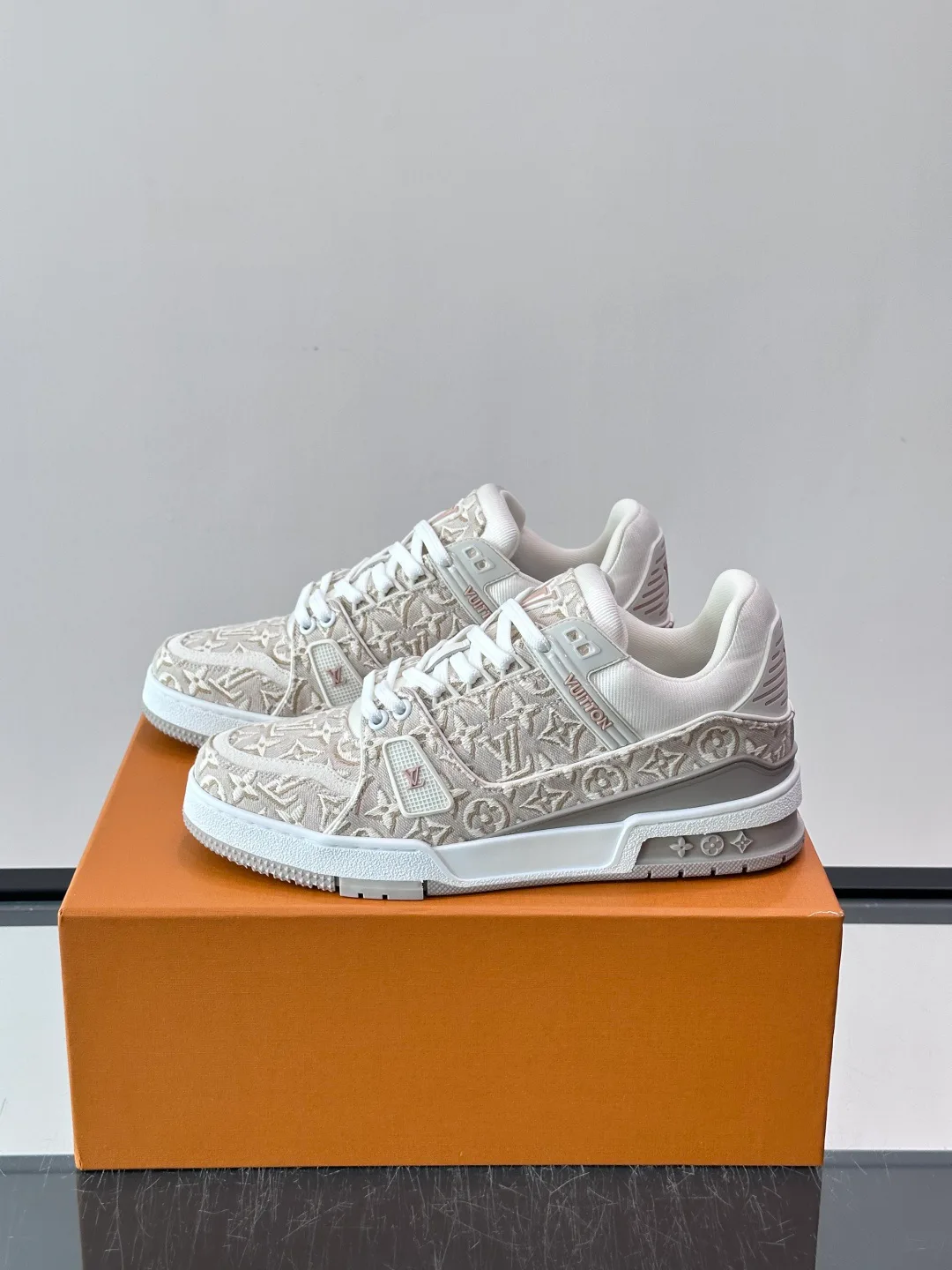 Women's Sneakers LOUIS VUITTON 18039739