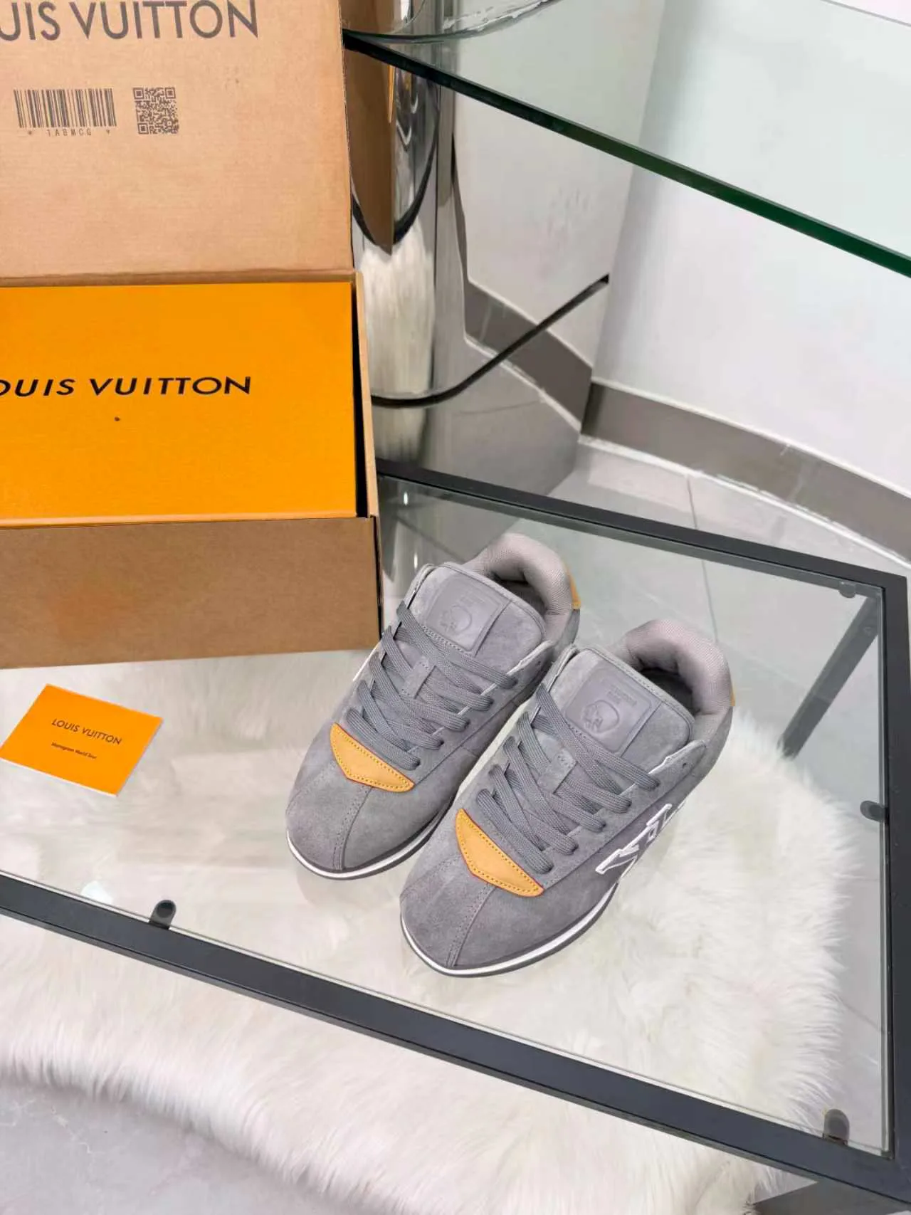 Women's Sneakers LOUIS VUITTON 18417395