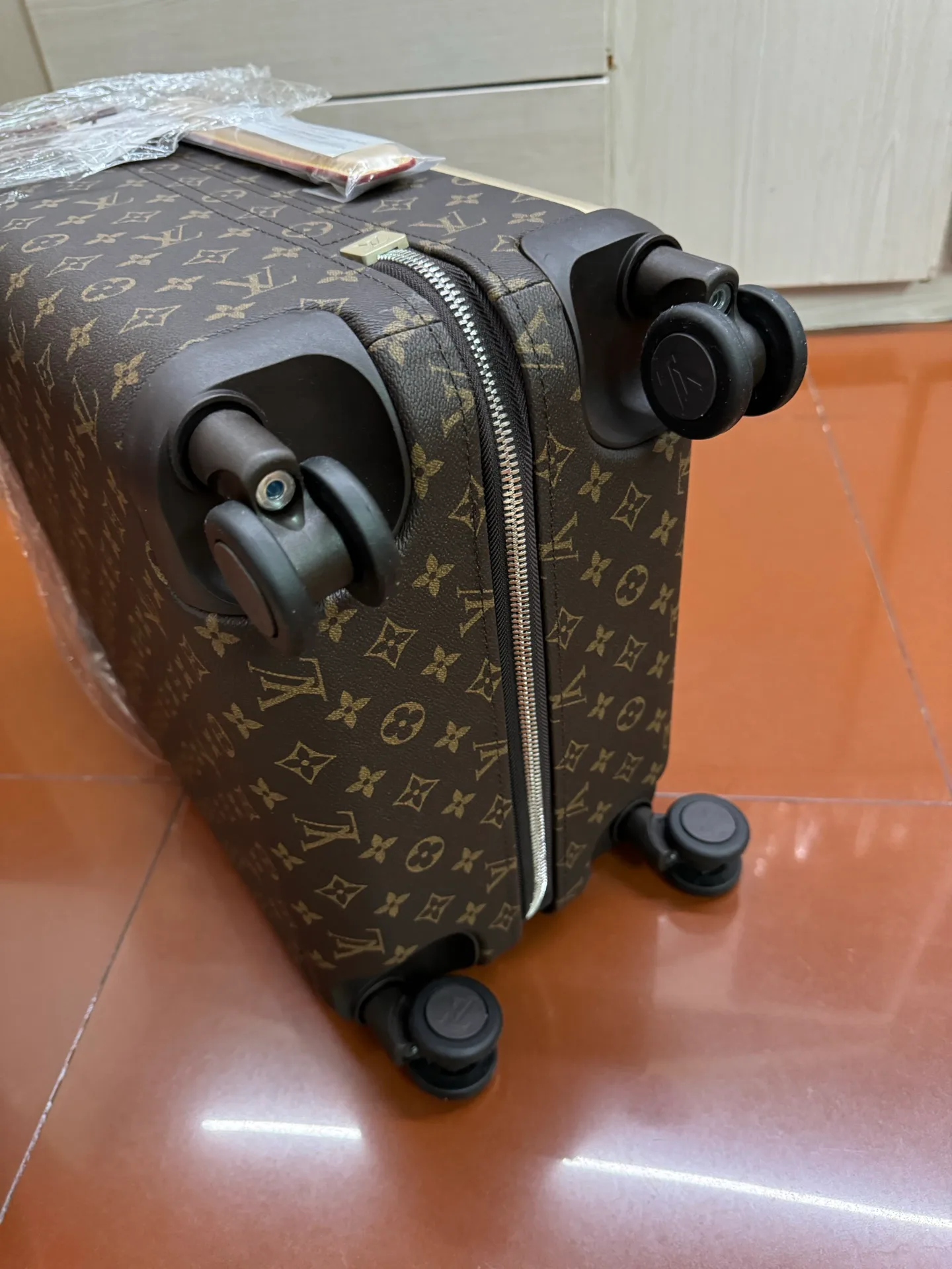 Suitcases LOUIS VUITTON 18366333