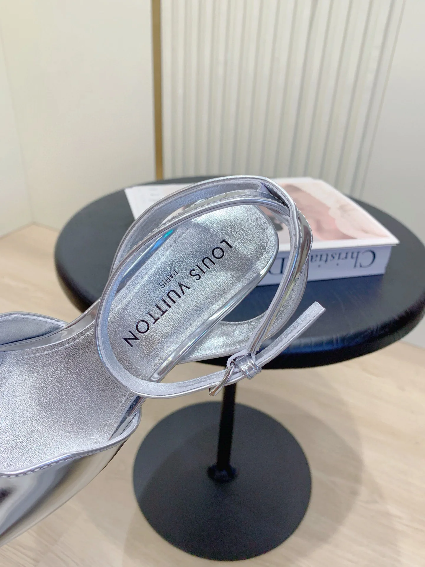 Women's Open-Toe Sandals LOUIS VUITTON 18365602