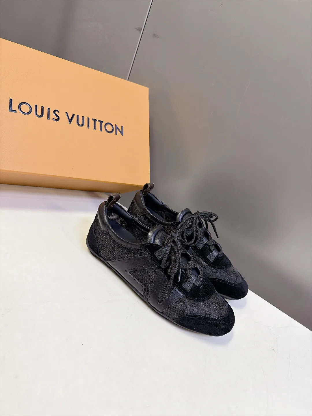 Women's Sneakers LOUIS VUITTON 18005461