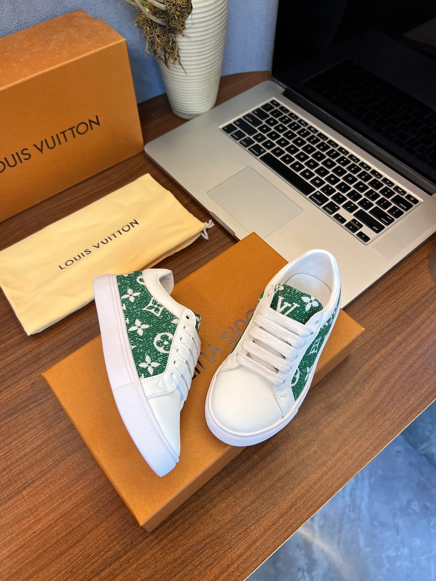 Women's Sneakers LOUIS VUITTON 18077539