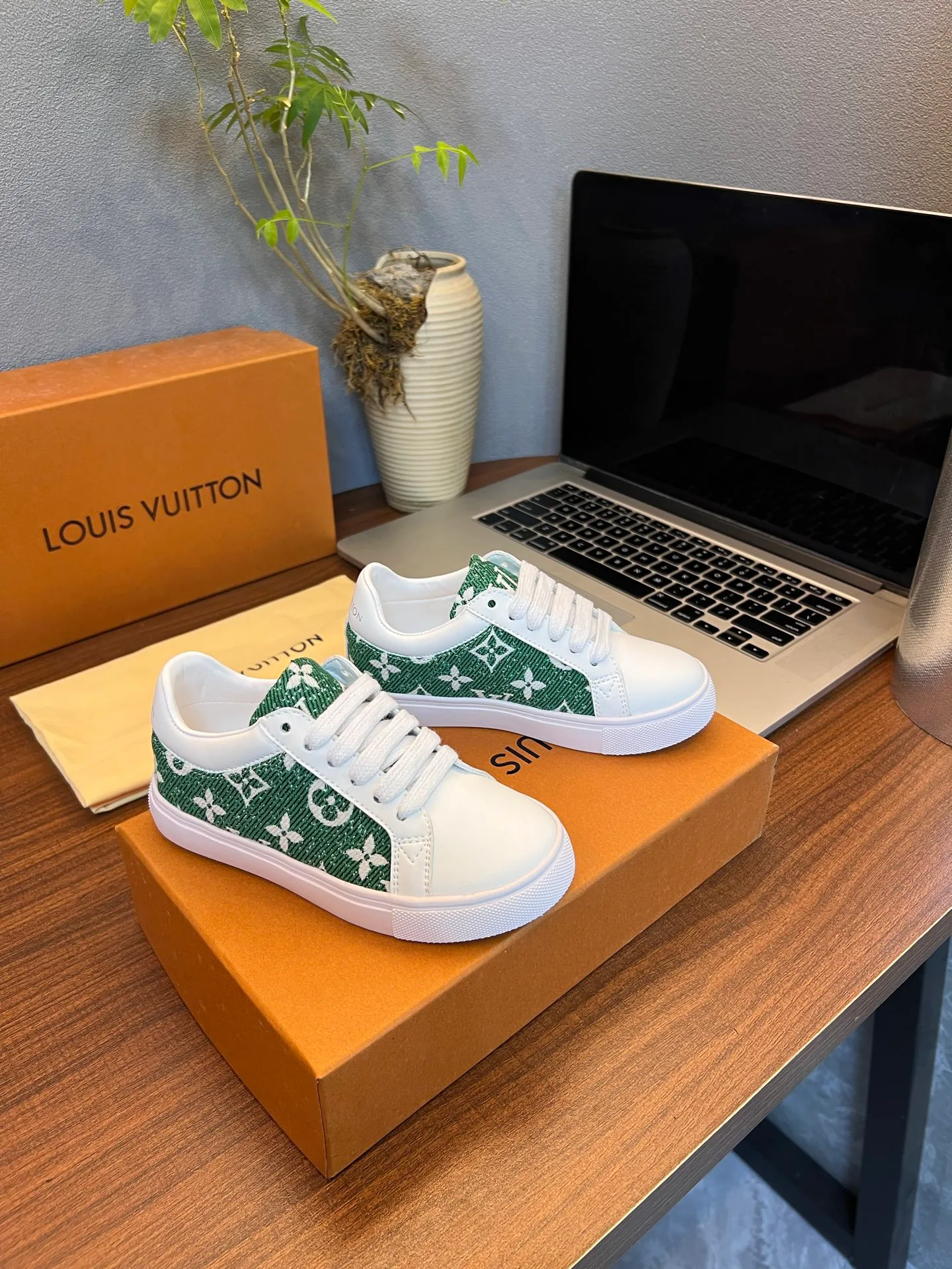 Women's Sneakers LOUIS VUITTON 18077539