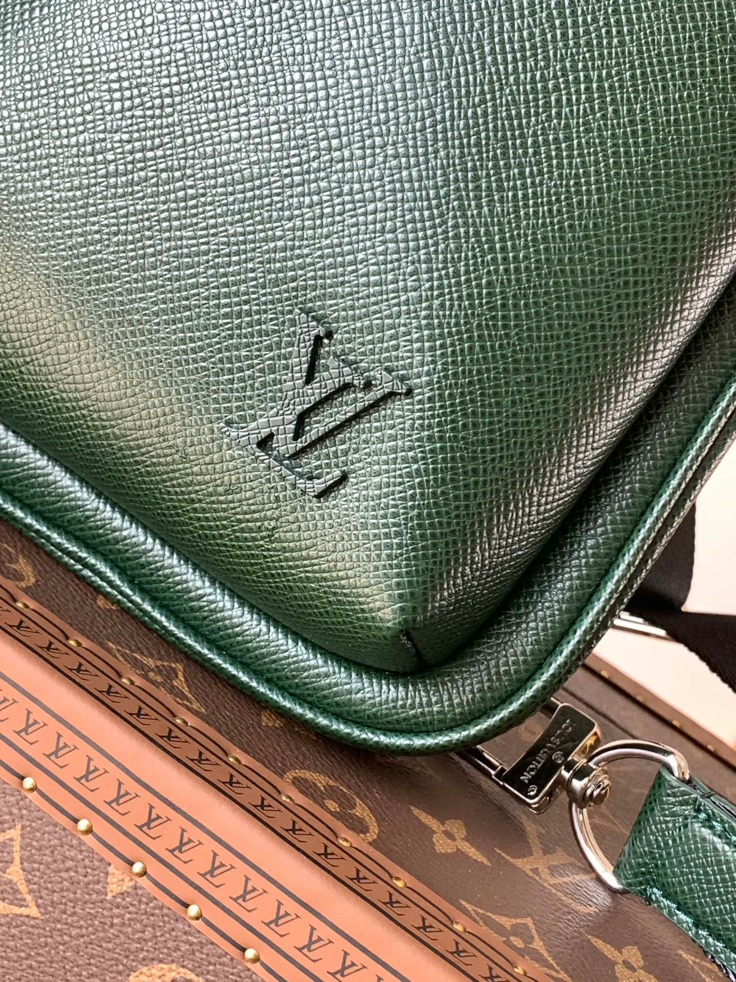 Women's Shoulder Bags LOUIS VUITTON 17948725