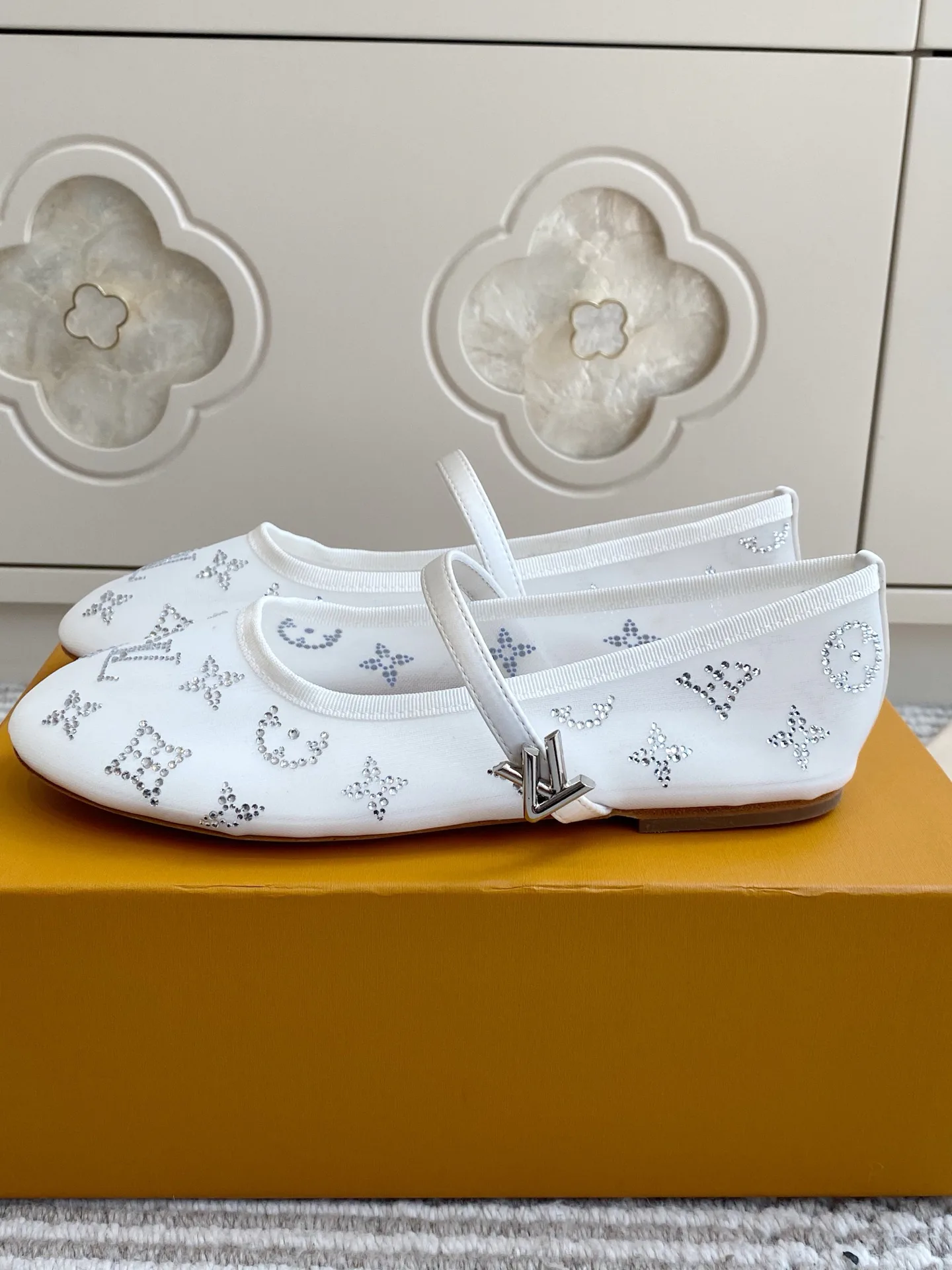 Women's Ballet Flats LOUIS VUITTON 18135116